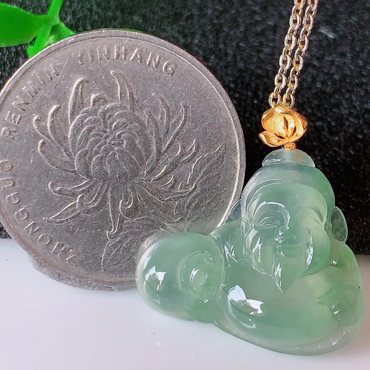 自然光实拍，18K金镶嵌冰种翡翠招财财神爷吊坠，财神到你家里来，年年月月发大财，形态极为讨喜，佩戴效果招财迷人#1.18整体23裸石22*18*5.2