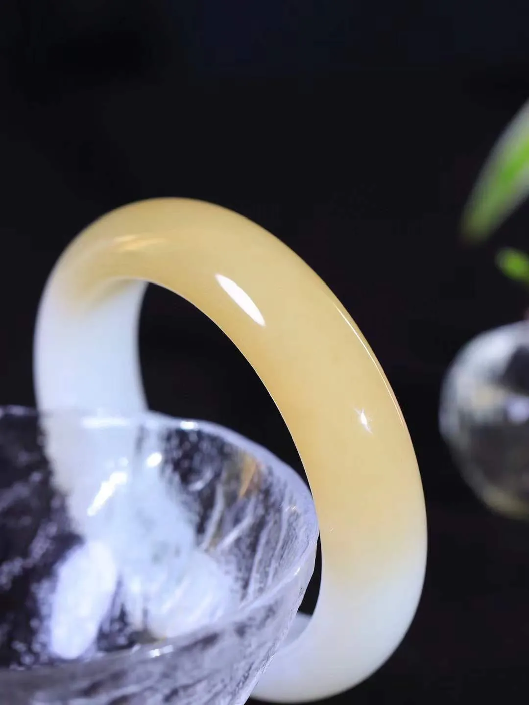 [温润如玉.手镯]

收藏级臻品和田玉糖白玉手镯。玉质温润细腻 油性十足 手感舒适，高华雅逸，线条流畅，简约大气，美自天成，素雅高贵。佩戴于腕间，婉约之美，举手投足间透出那份低调奢华。重73克 内径54.5mm尺寸15.5-9.2mm 781281914A