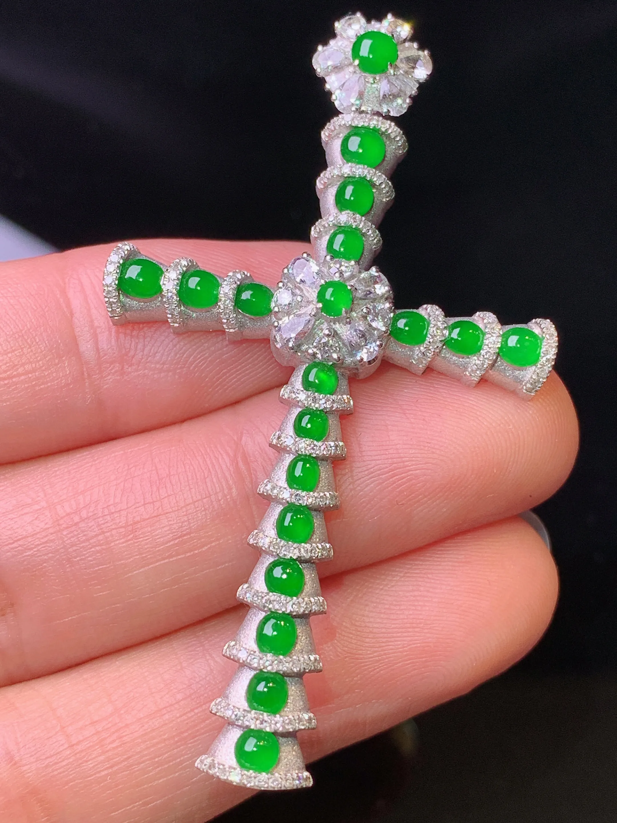 18k金钻镶嵌满绿蛋面十字架吊坠 玉质细腻 色泽清新艳丽 整体尺寸55.3*31.5*7.5