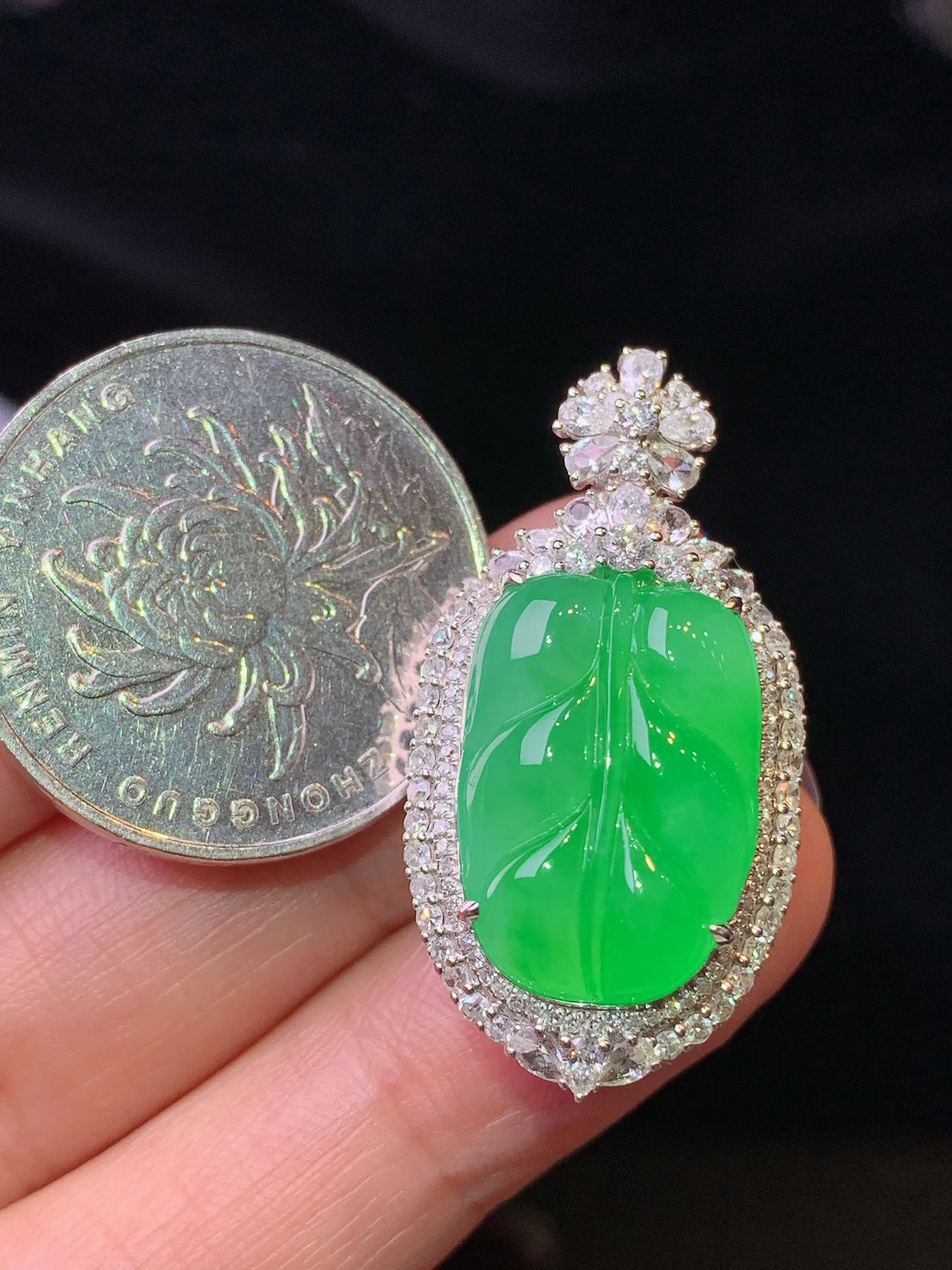 18k金钻镶嵌翠绿树叶吊坠 玉质细腻 色泽清新艳丽 整体尺寸34*17.5*11.8