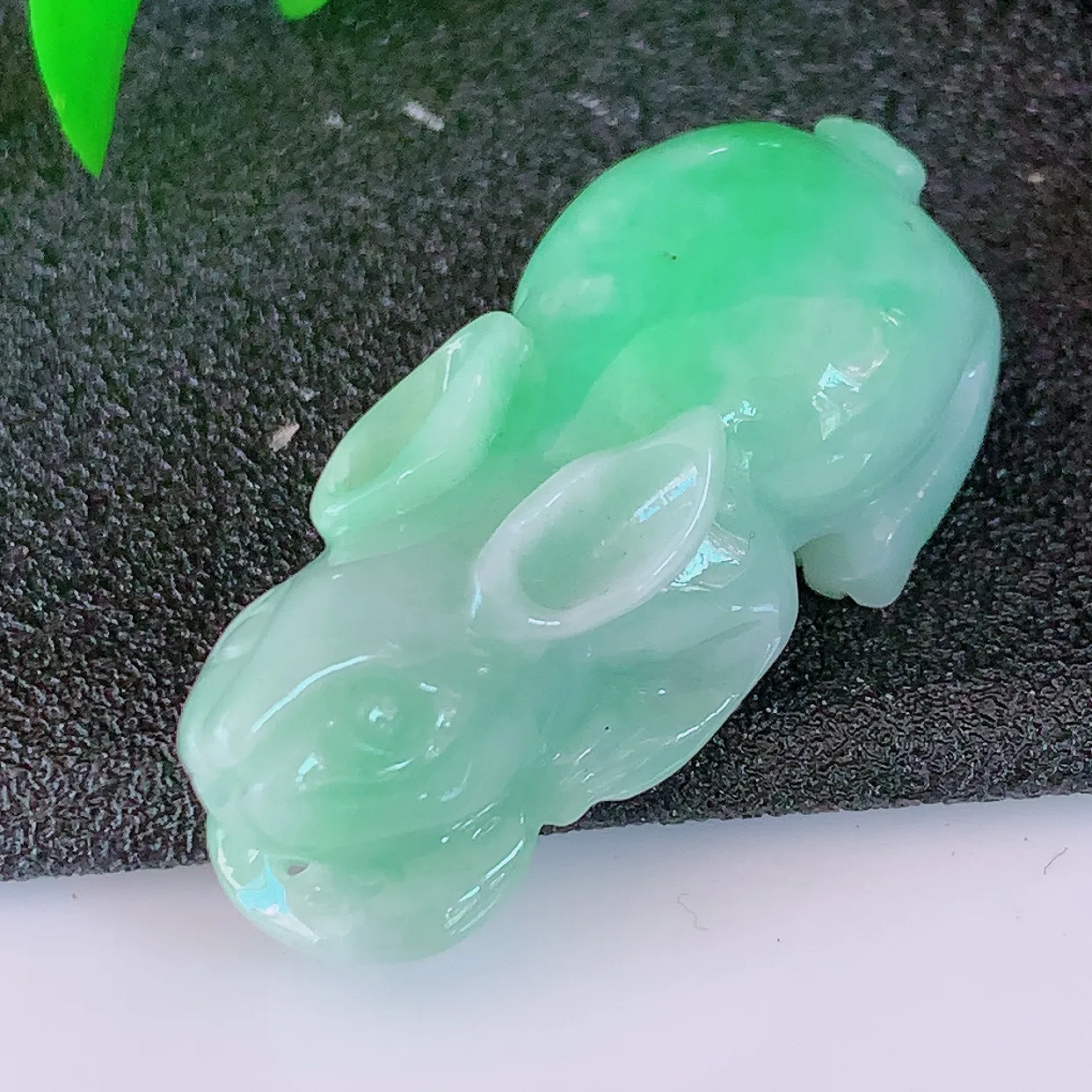 自然光实拍，冰润飘绿翡翠生肖玉兔吊坠，种老水足，雕工精湛 ，寓意美好， 佩戴时尚出众！#87.16