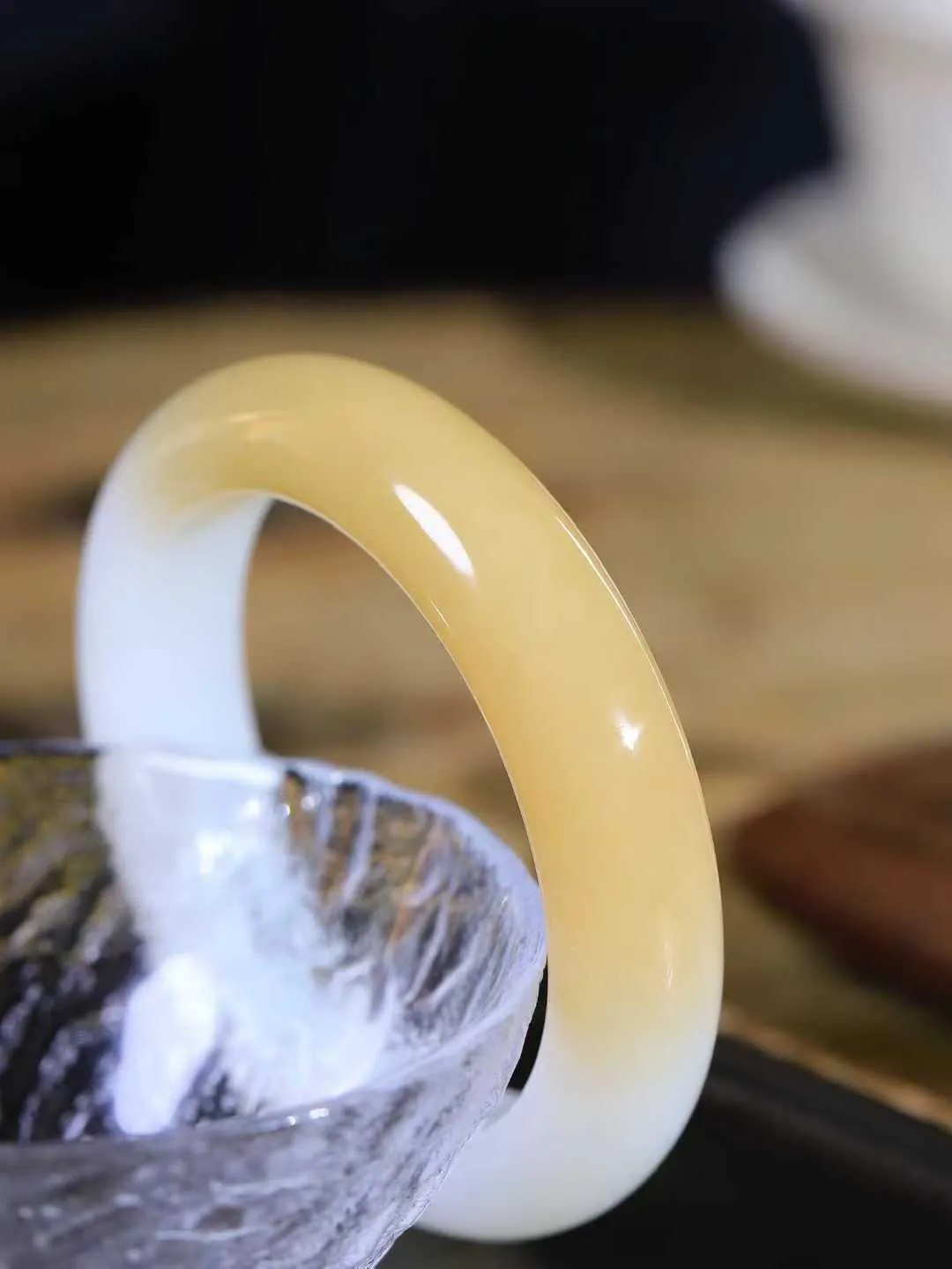 （柔情似水.手镯）

精品和田玉糖白玉手镯，玉质温润细腻，镯型饱满圆润，优雅知性，姽婳于幽静兮，又婆娑乎人间，经典款型，古朴典雅。极具灵性，腕间风情，风姿卓越。 重85克    内径57.5mm 尺寸15-10.6mm   781251944A