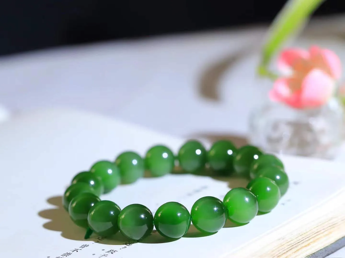 【珠圆玉润.手串】

收藏级和田玉碧玉猫眼珠圆玉润手串 玉质温润细腻  整串打磨圆润，佩戴舒适。珠