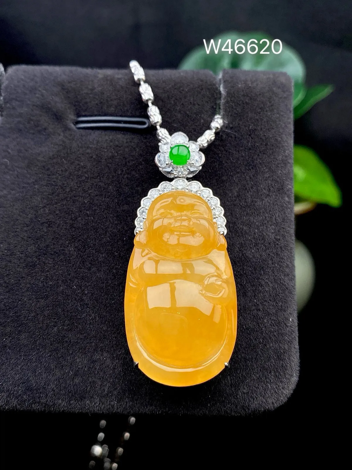 【冰种黄翡财神吊坠】质地细腻，工艺很好，饱满圆润，笑口常开，18k金钻镶嵌，裸石尺寸31*17.6*