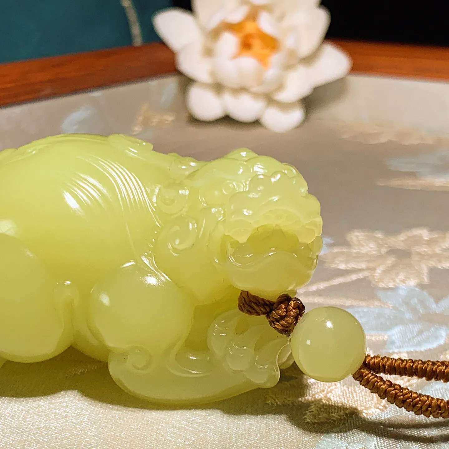 收藏级！新疆和田玉若羌黄口料招财进宝貔貅把件 鸡油黄 尺寸60/39/38重142克。玉质细腻油润。