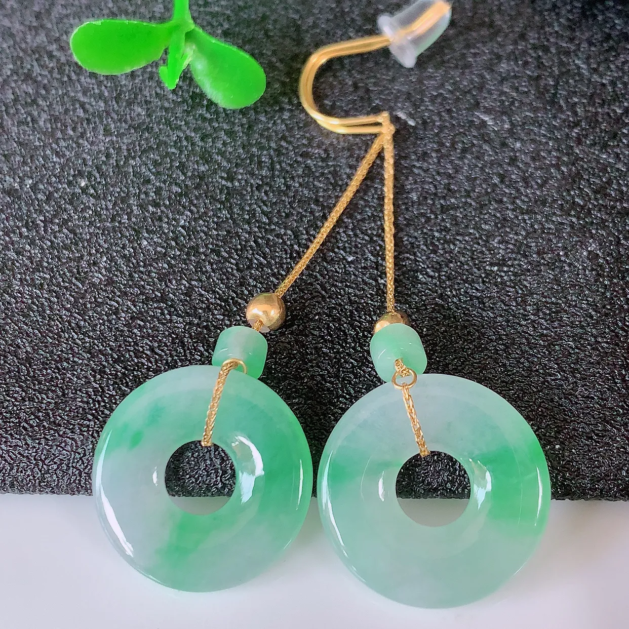 18k金镶嵌冰种飘绿翡翠平安扣耳坠，沁人心脾，耳坠佩戴效果大气出众，尽显气质。种水好，胶感足，颜相当漂亮，高性价比，值得入手品鉴！#41.18整体49.5裸石16*2.8