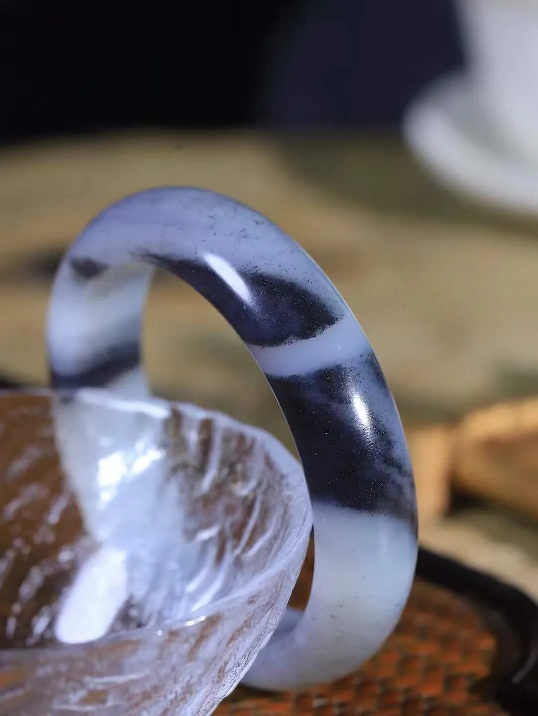 （蕙质兰心.手镯）

收藏传家级臻品新疆和田青花籽料兰花手镯 质地莹润细腻 色泽油润 干净水灵～兰花，不以惊艳娆人，不以花香诱人，只以朴实的姿态，在平淡中给生活添加了无数的温馨
重66克   尺寸56-15.2-9.1mm    fDA-361232084