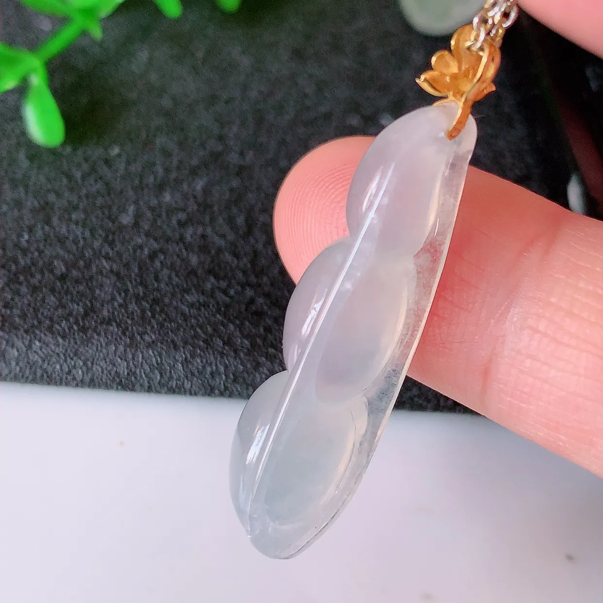 18K金镶嵌冰种翡翠四季豆吊坠，平安豆福豆玉坠，冰润通透，豆粒饱满，寓意：豆蔻年华！#41.18整体36.5裸石30.8*9*7