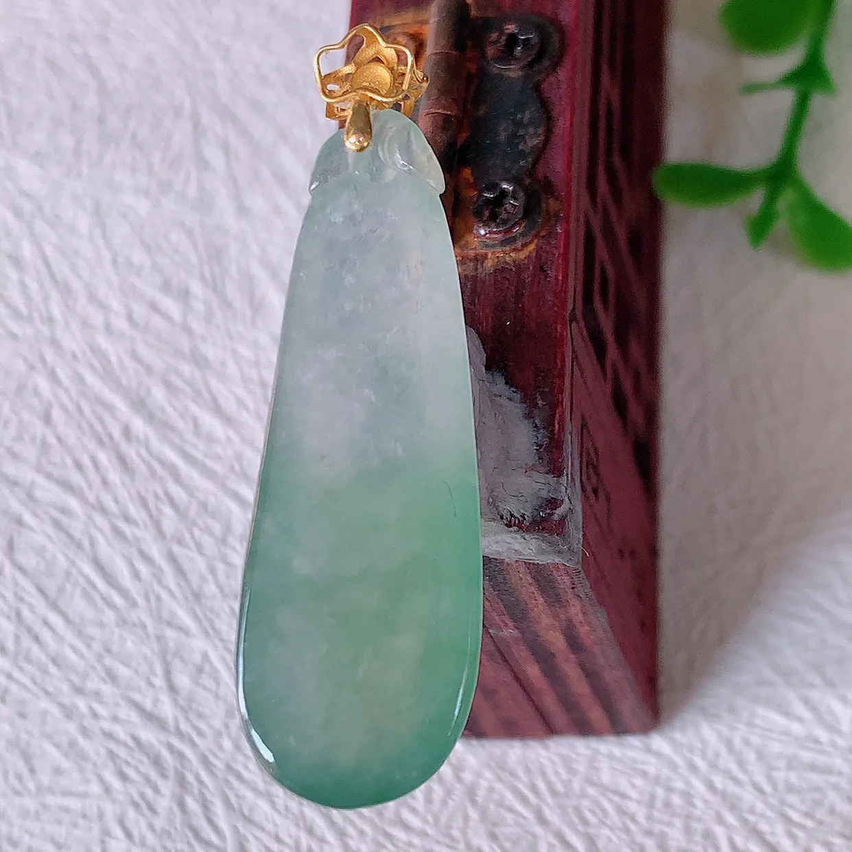 18K金镶嵌冰种飘花翡翠招财福瓜吊坠，精美饱满福瓜，种水足，形态圆润饱满，福相十足 ！#12.18