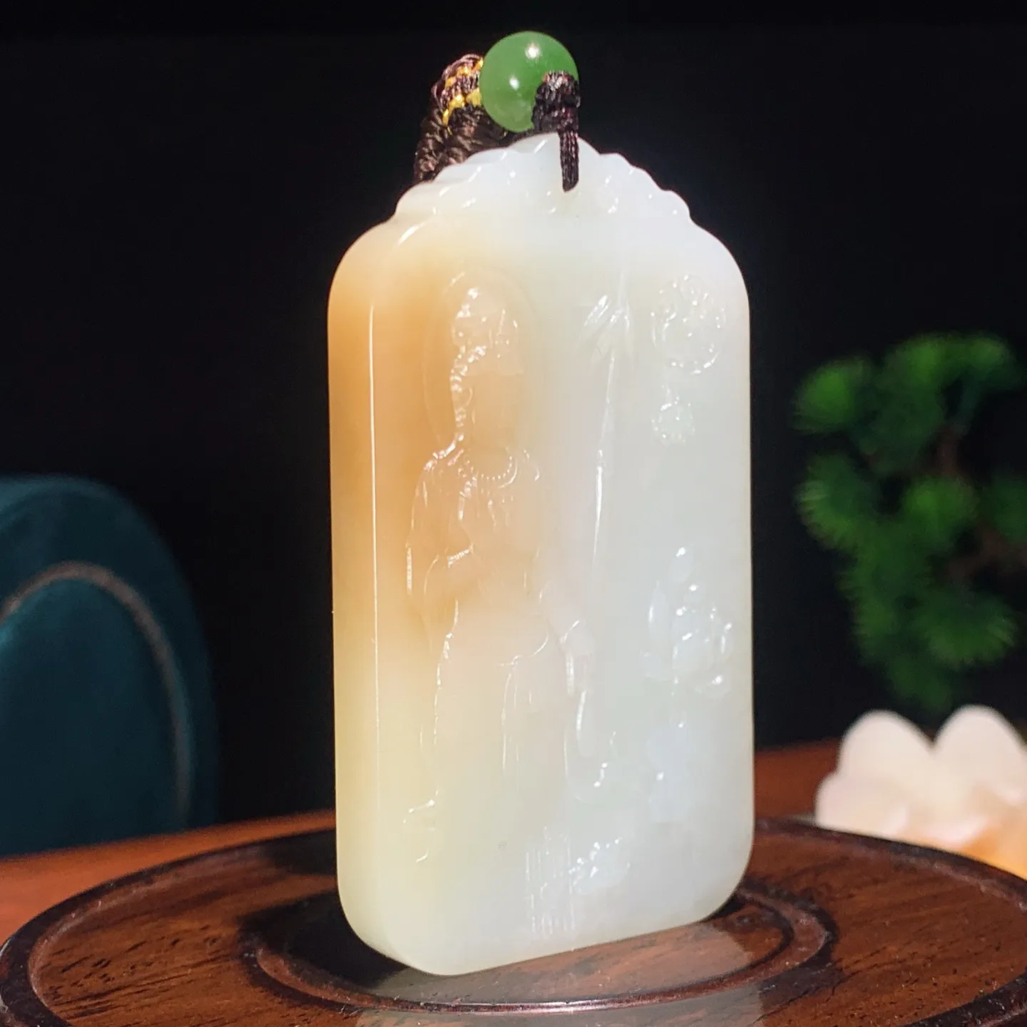 和田玉糖料站观音牌子挂件。尺寸65/38/8重50.5克。玉质细腻油润。手推出油。品相大气。lt251220