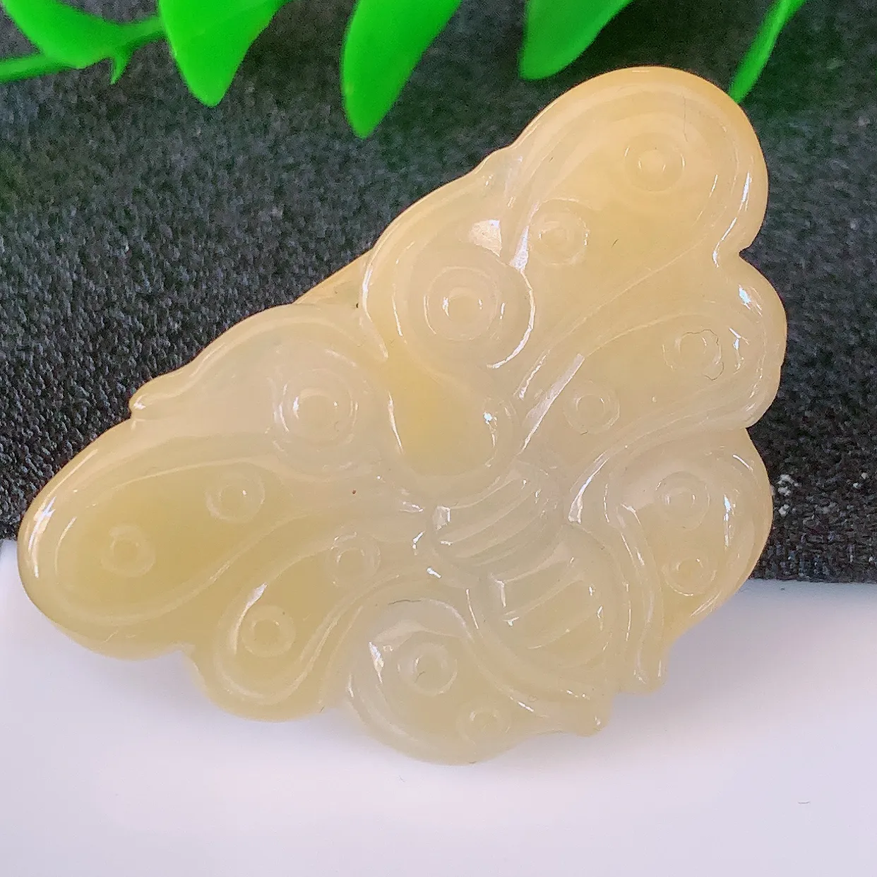 自然光实拍，冰润黄翡蝴蝶翡翠吊坠，种老水足，雕工精湛 ，寓意美好， 佩戴时尚出众！#57.16