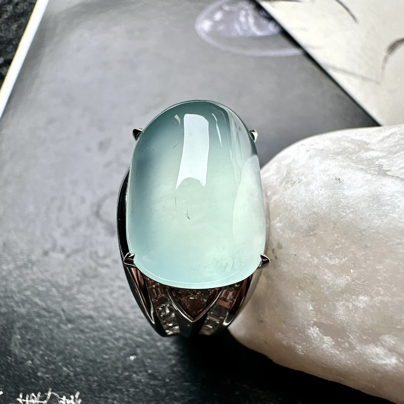 【冰种天空蓝随形戒指】种地上乘，冰感十足，通透起光，饱满圆润，18k金钻镶嵌，裸石尺寸13.7*12.1*8.5毫米。