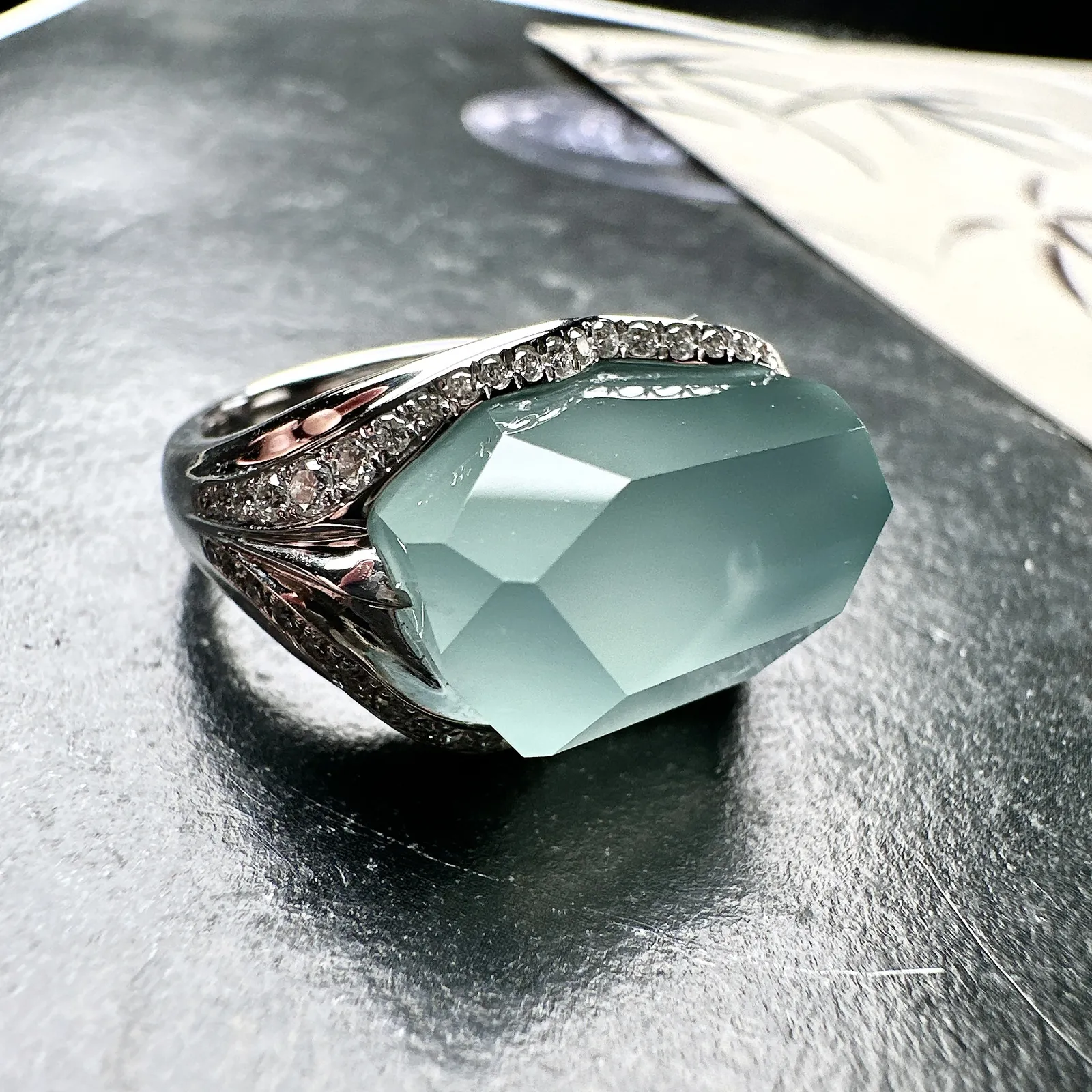 【冰种天空蓝随形戒指】质地非常细腻干净，冰润十足，种老冰透，收藏品质。18k金钻镶嵌，裸石尺寸18*11.29.3毫米