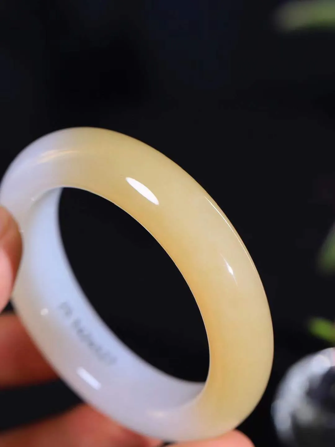 （一见倾心.手镯）

精品和田玉糖白玉手镯，玉质温润细腻 油性十足 手感舒适，高华雅逸，线条流畅，简约大气，美自天成，素雅高贵。佩戴于腕间，婉约之美，举手投足间透出那低调奢华。重75.3克  尺寸53-15-10.6mm  561251936A