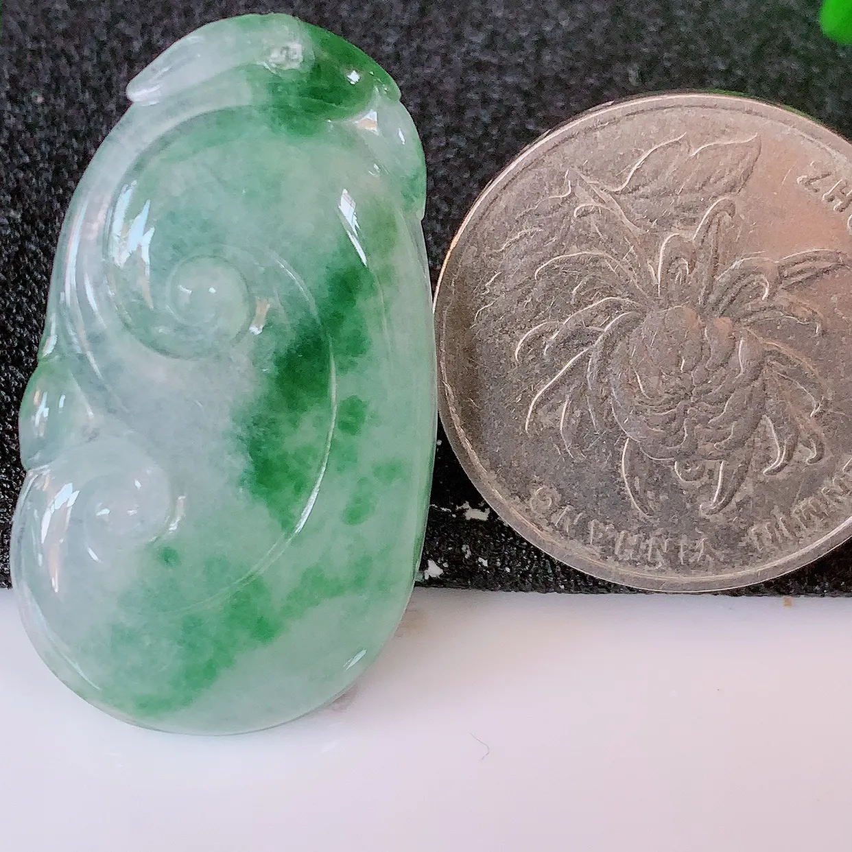 自然光实拍，冰种飘花翡翠如意吊坠，冰透，翠色灵动，饱满，万事如意，如意一生，配戴精美！#57.18