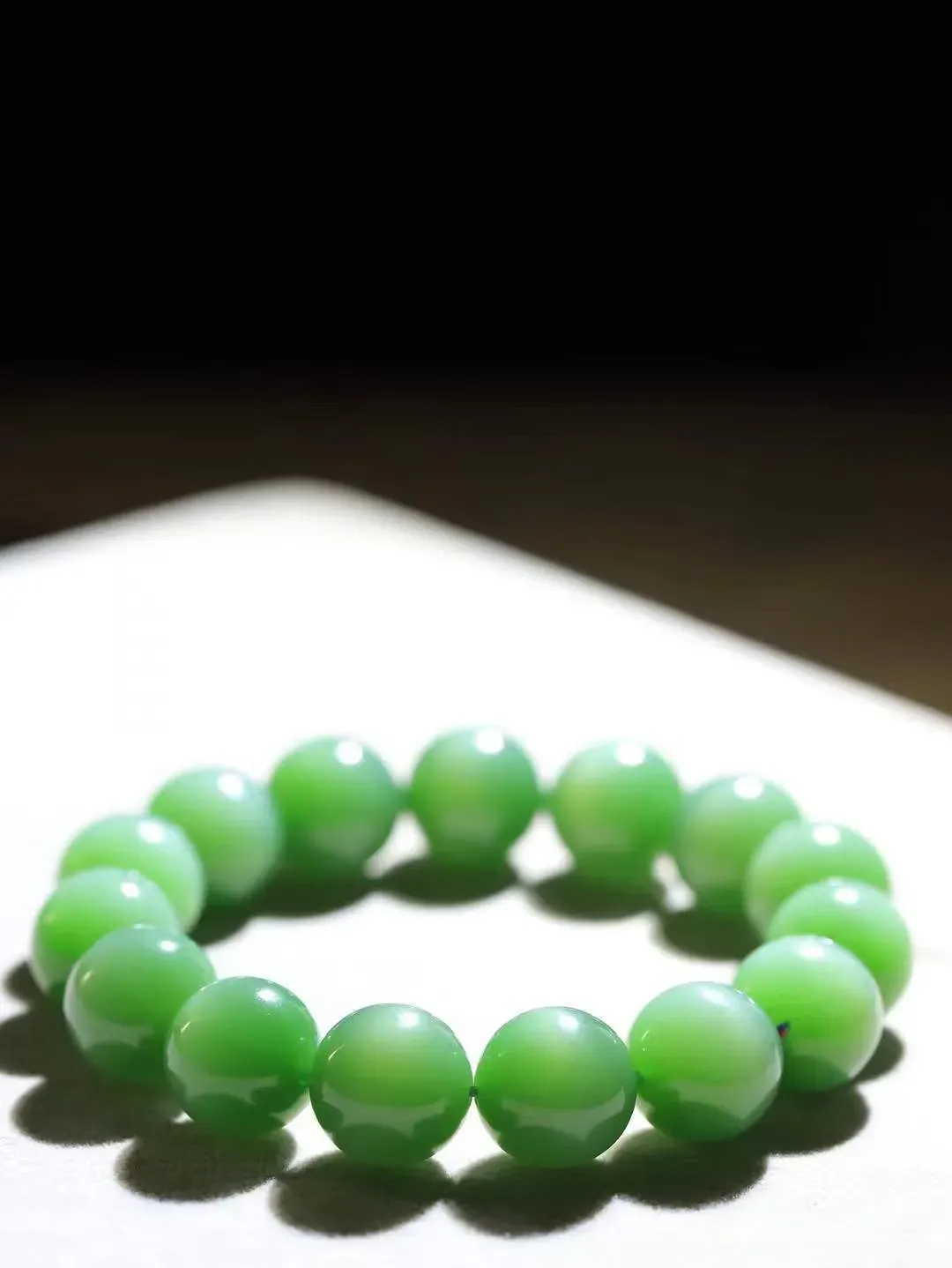 【珠圆玉润.手串】

收藏级臻品️和田玉碧玉猫眼珠圆玉润手串 玉质温润细腻  整串打磨圆润，佩戴舒适。珠珠落玉盘，间关莺语花底滑，一生美好时光，无论身在何处，都有它相伴相守。事事顺遂，幸福美满，吉祥如意。重62.23克 尺寸取一13.7mm  FDL-791201968