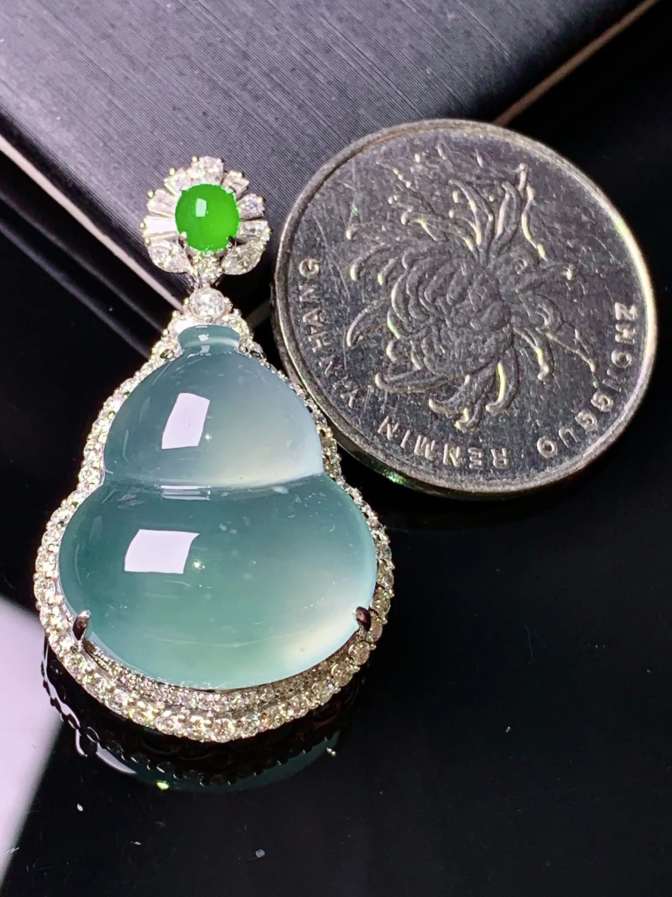 18k金钻镶嵌冰种葫芦吊坠 玉质细腻 色泽清新艳丽 整体尺寸34.6*20.2*11