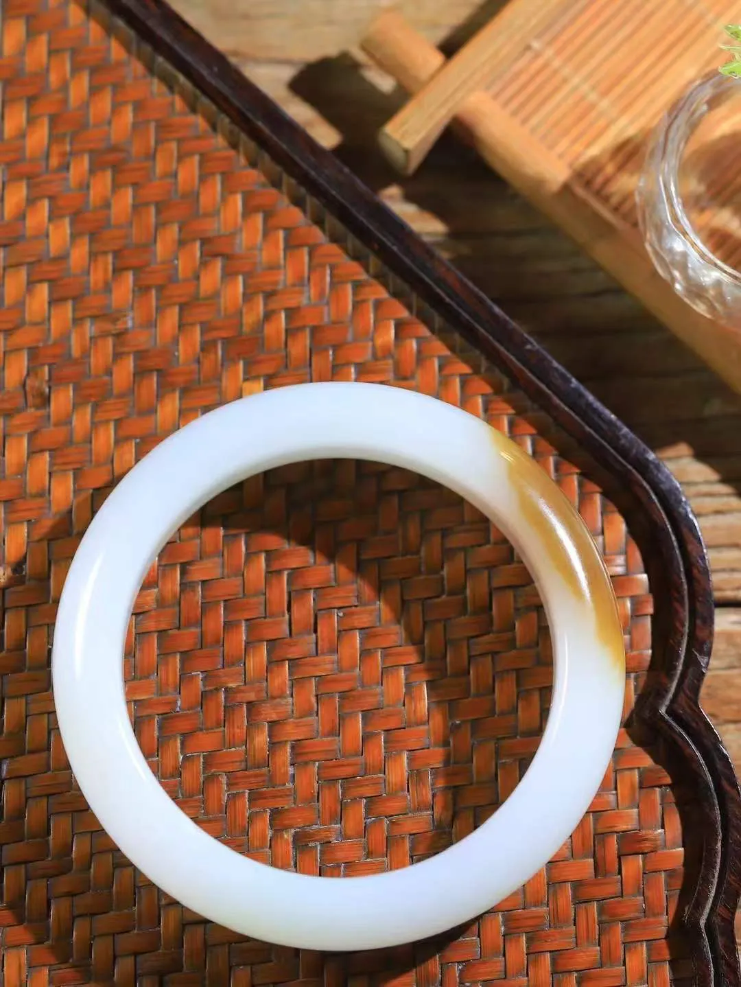 【婉约佳人.手镯】

收藏级臻品️和田玉糖白玉手镯 玉质温润细腻 油性十足 手感舒适，高华雅逸，线条流畅，简约大气，美自天成，素雅高贵。佩戴于腕间，婉约之美，举手投足间透出那份低调奢华。重70.3克 内径57mm  尺寸14.7-9.2mm   FDA-781201933