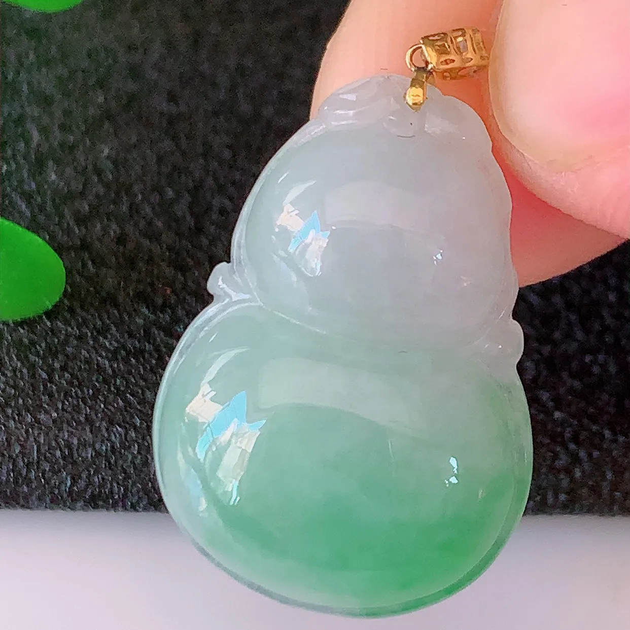 18K金镶嵌冰润飘绿翡翠葫芦吊坠，葫芦寓意福禄双全，财源滚滚，品佳品， 佩戴效果优雅迷人！#49.1