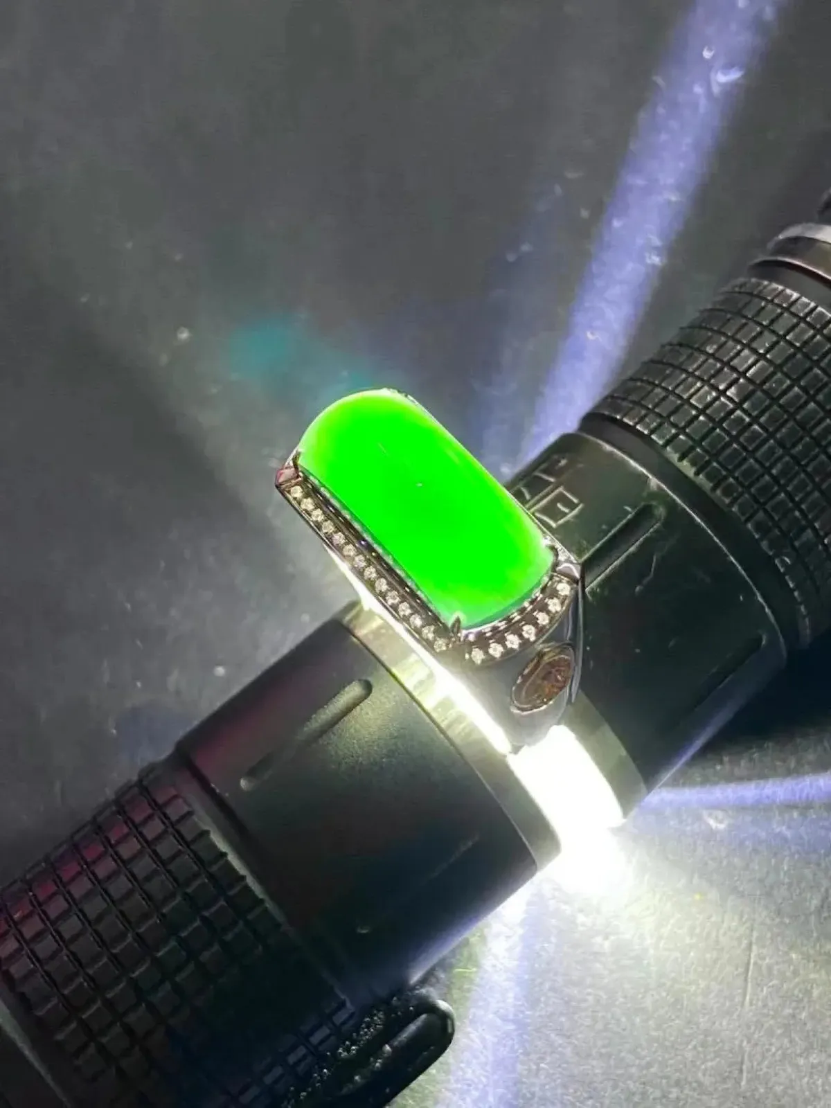 墨翠：【马鞍戒指】18K金+南非钻镶嵌，细腻干净，黑度极黑，性价比高·做工精致，打灯透绿 裸石尺寸：18.2*8.0*