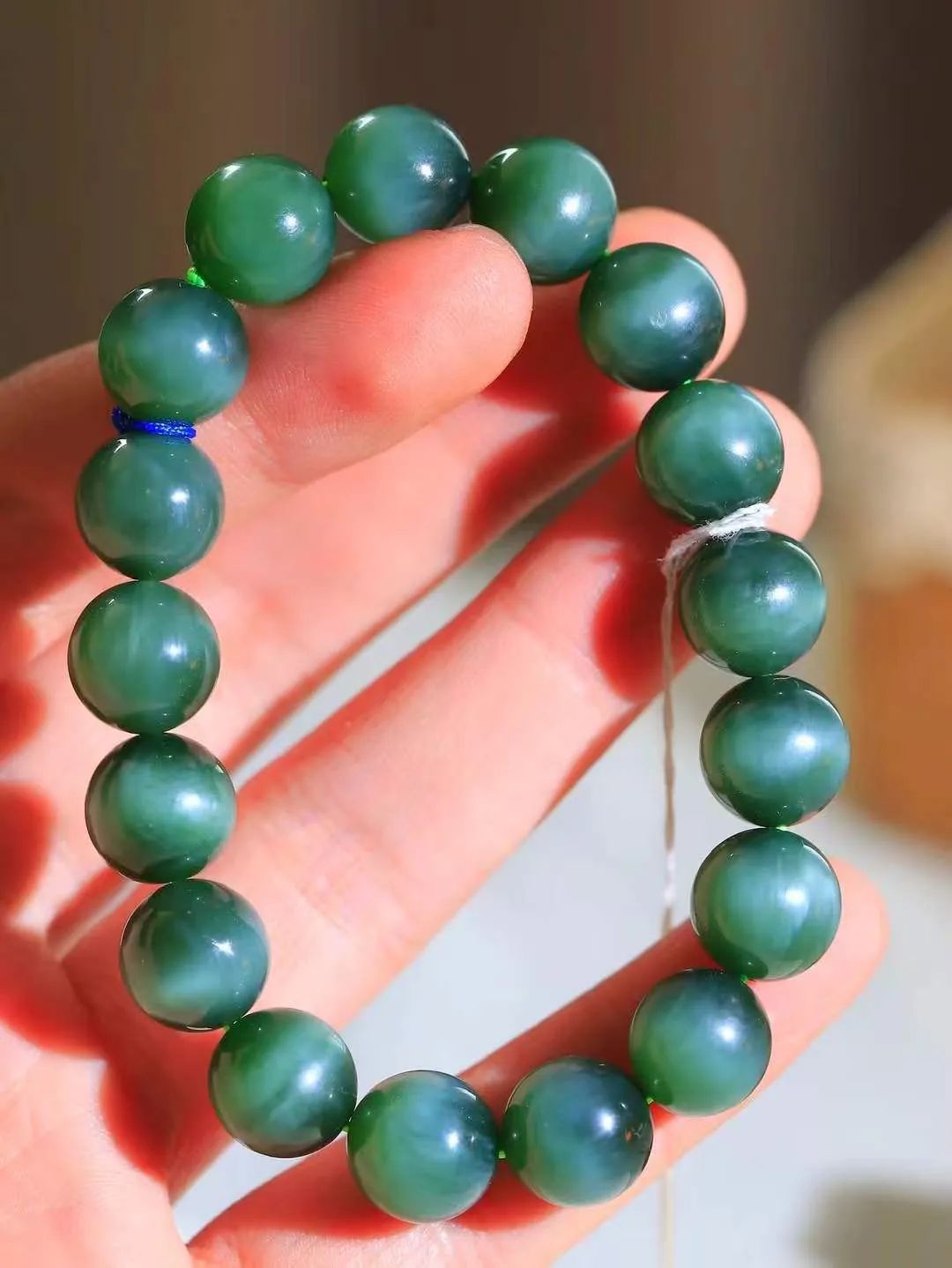 【珠圆玉润.手串】

精品和田玉碧玉猫眼珠圆玉润手串 玉质温润细腻  整串打磨圆润，佩戴舒适。珠珠落玉盘，间关莺语花底滑，一生美好时光，无论身在何处，都有它相伴相守。事事顺遂，幸福美满，吉祥如意。重45.27克 尺寸取一11.8mm FDL-161201913