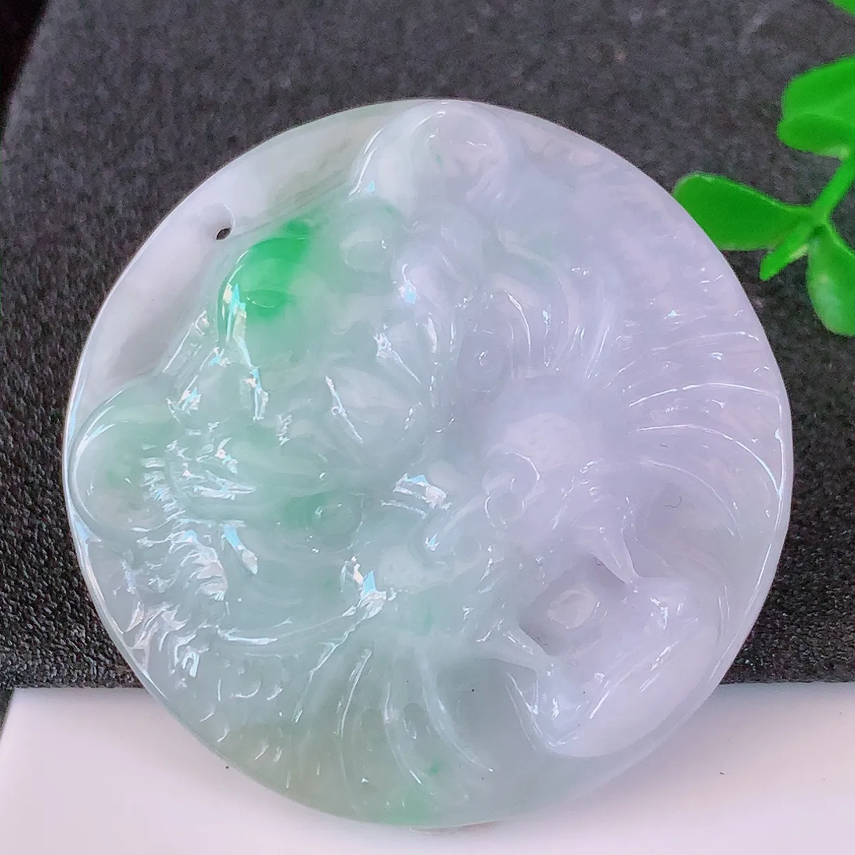 自然光实拍，冰润春带彩翡翠生肖虎虎生威吊坠，种老水足，雕工精湛 ，寓意美好， 佩戴时尚出众！#87.16