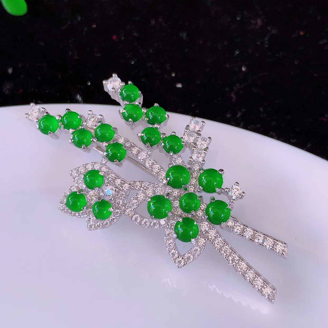 冰透满绿翡翠925银镶嵌胸针，自然光实拍，翠色灵动，颜色漂亮，种老水足，品相佳， 佩戴佳品！#97.16整体45.8*23*9裸石3*3