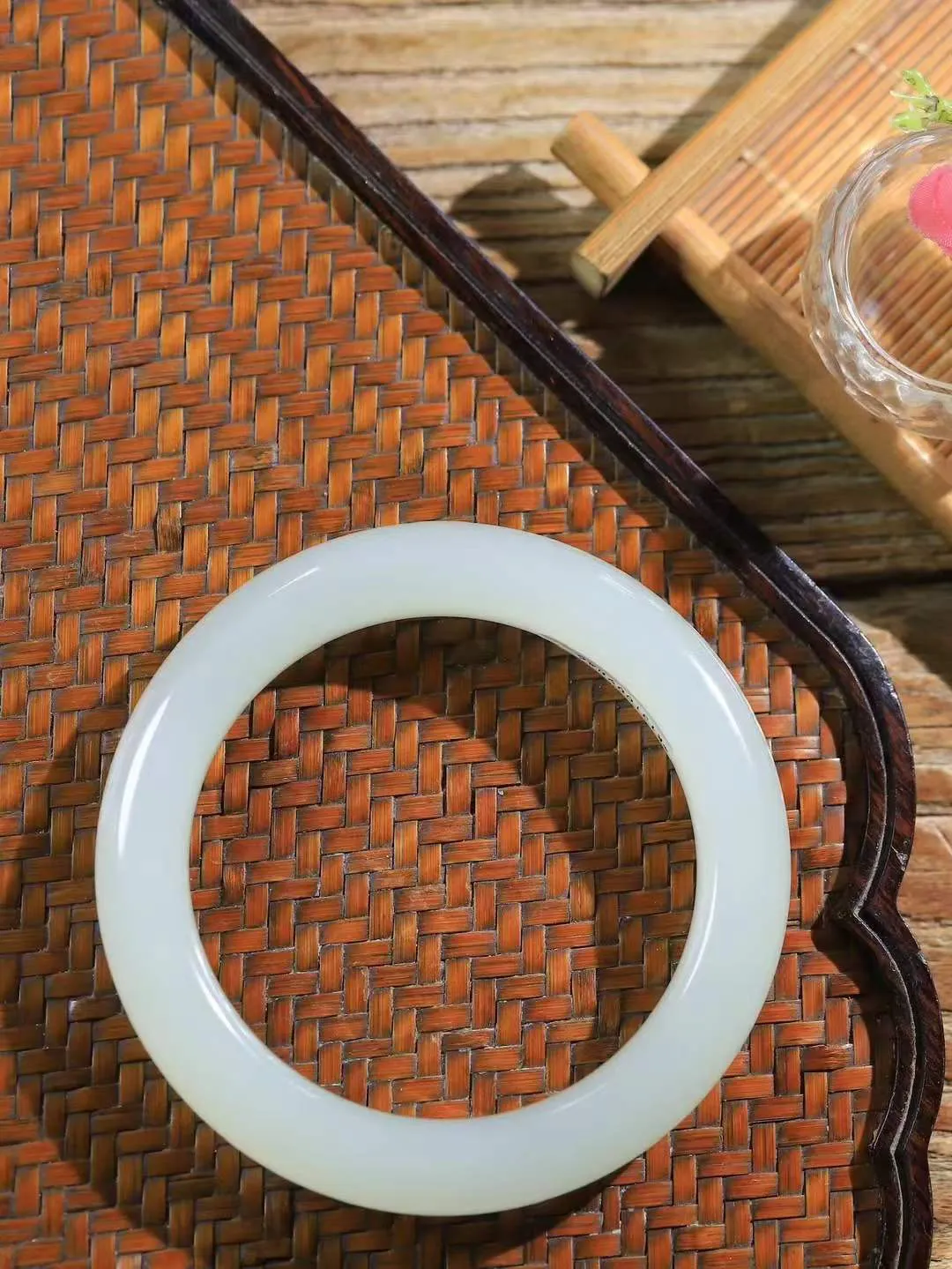 （腕间雅致.手镯）

精品和田玉晴水手镯 质地油润，大气雅致，清风明月潺潺，浮浮洗尽铅华随于心，净于念……重69.65克  尺寸60.3-11.2-11.1mm fDL-991251954