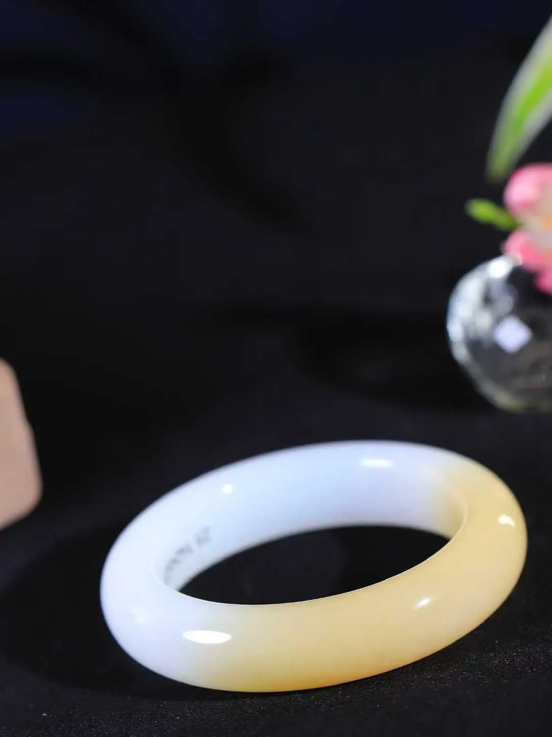 （一见倾心.手镯）

精品和田玉糖白玉手镯，玉质温润细腻 油性十足 手感舒适，高华雅逸，线条流畅，简