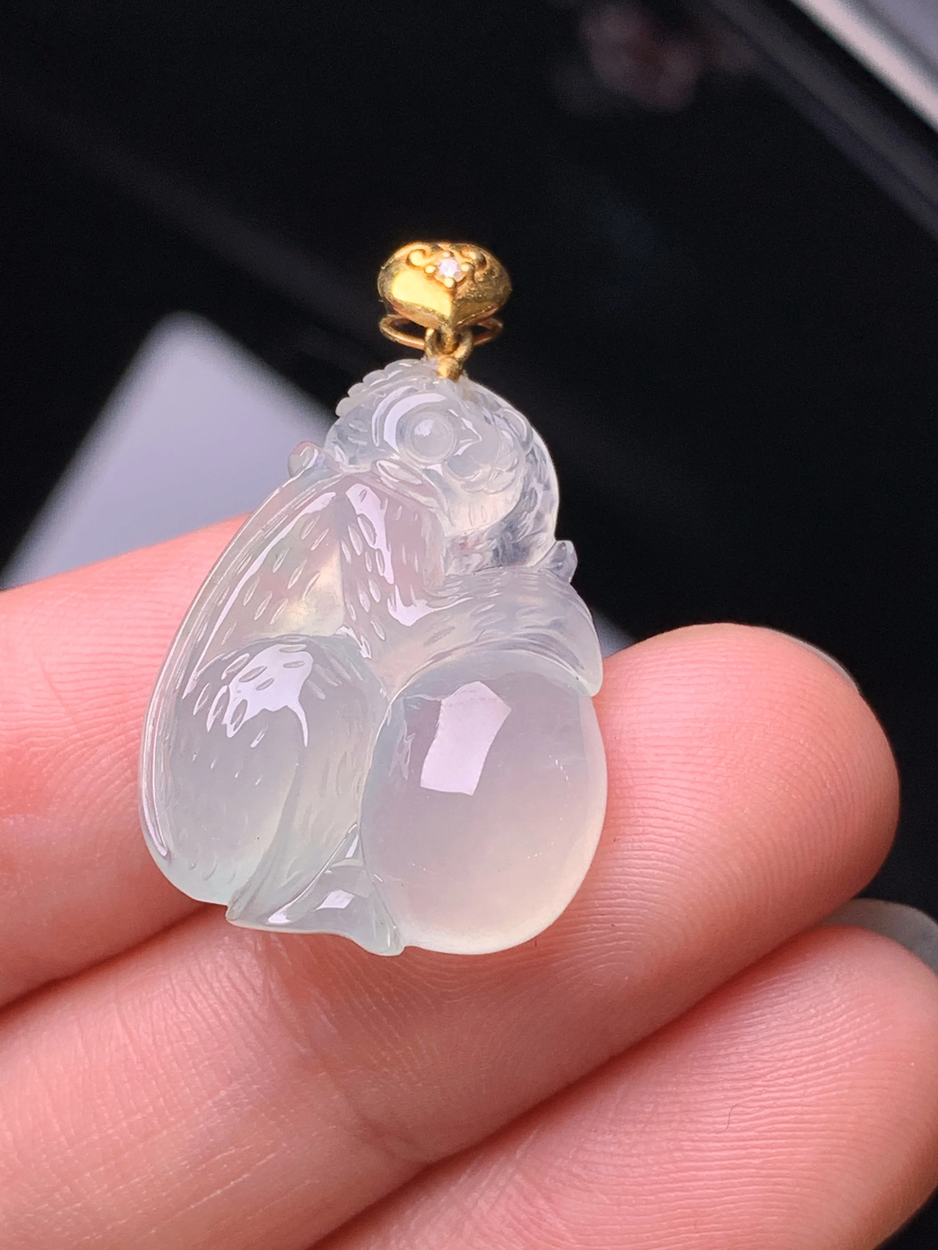 18k金镶嵌冰种灵猴献寿吊坠 玉质细腻 色泽清新艳丽 整体尺寸28*17.2*5.8