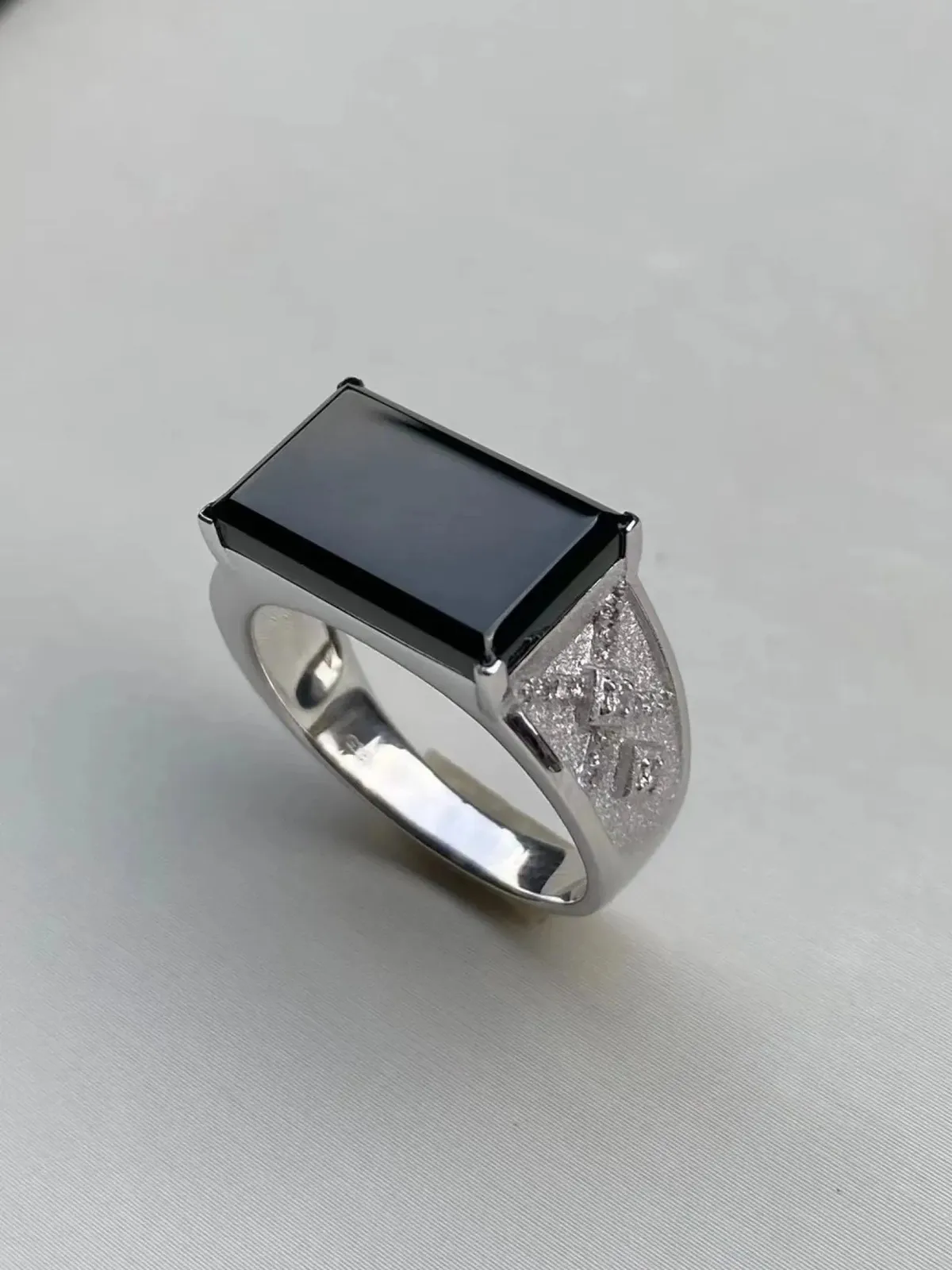 墨翠：【方形戒指】18K金+南非钻镶嵌，细腻干净，黑度极黑，性价比高·做工精致，打灯透绿 裸石尺寸：16.1*9.6