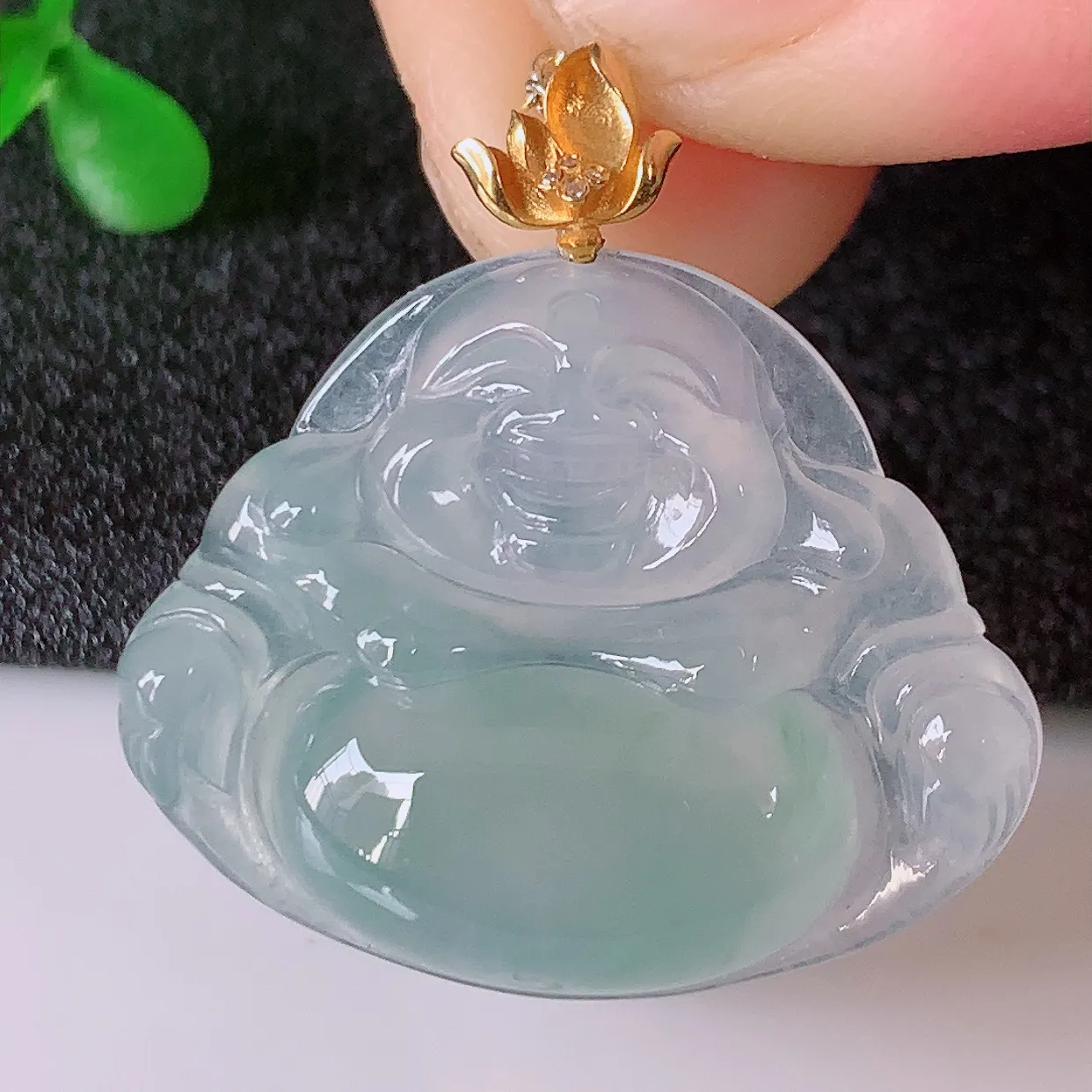 自然光实拍，18K金镶嵌冰种翡翠佛公吊坠，冰透饱满， 佛公亦保平安，寓意有福（佛公）相伴，品相佳，配