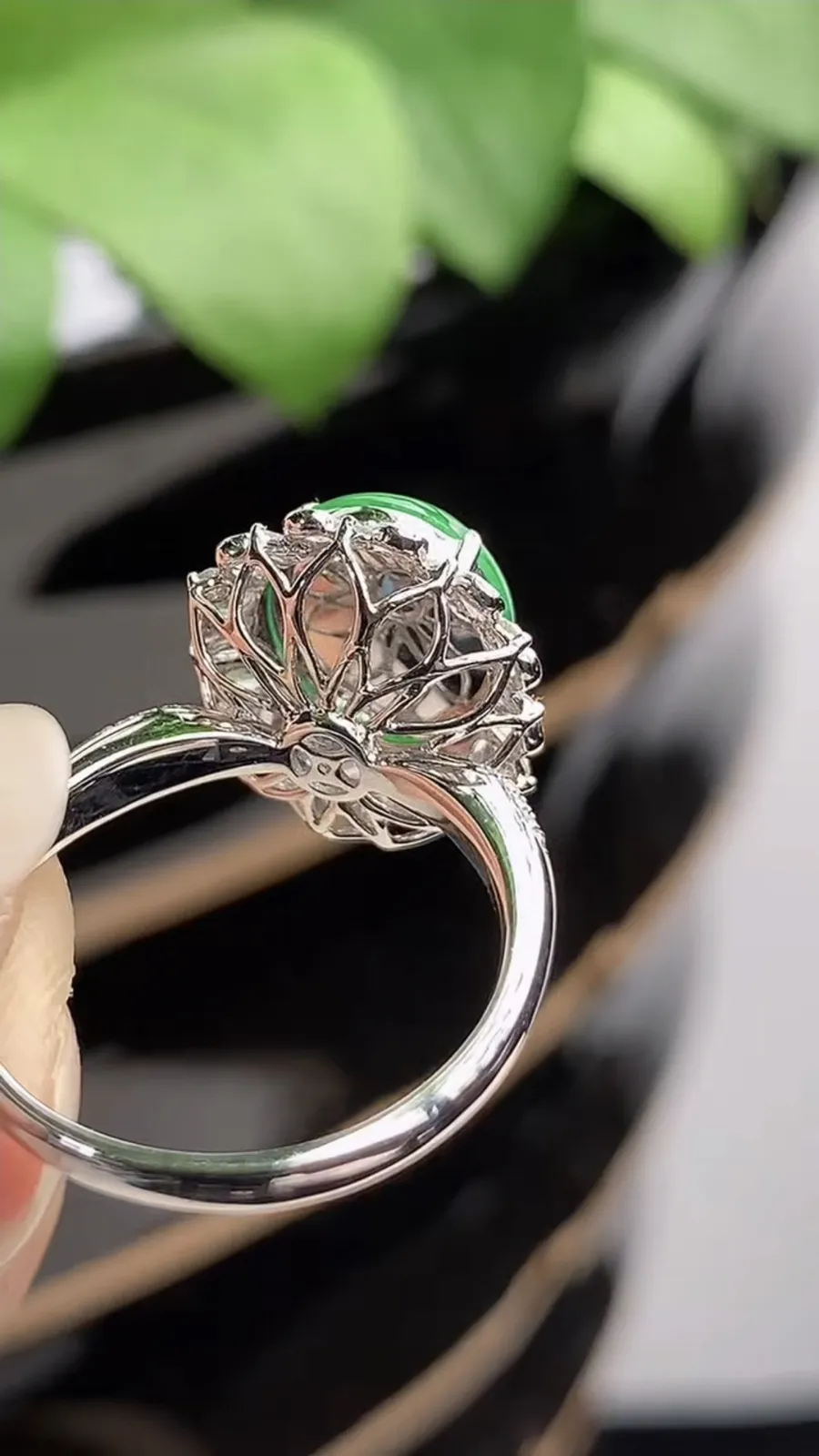 a货翡翠冰种18K金伴钻镶嵌阳绿蛋面戒指 圈口17.8裸石尺寸11.2×9mm 重量3.92g 1217