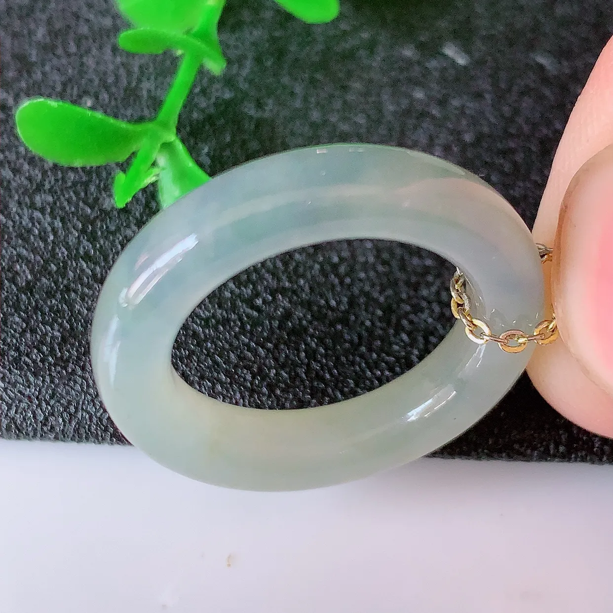 自然光实拍，17mm内径冰紫罗兰飘花翡翠指环，玉戒指，玉质莹润，好精美好冰润的指环，14圈口，上手纤