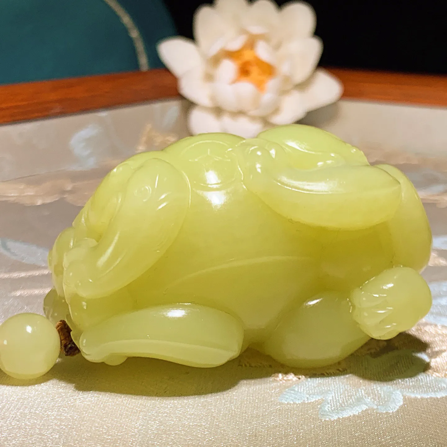 收藏级！新疆和田玉若羌黄口料招财进宝貔貅把件 鸡油黄 尺寸60/39/38重142克。玉质细腻油润。手推出油。品相大气。lt251220