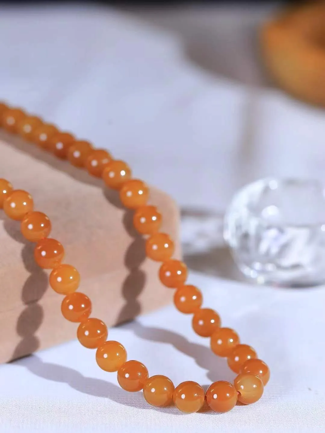 【珠圆玉润.项链】

收藏级臻品️和田玉糖玉珠圆玉润项链 玉质温润细腻  整串打磨圆润，佩戴舒适。珠珠落玉盘，间关莺语花底滑，一生美好时光，无论身在何处，都有它相伴相守。事事顺遂，幸福美满，吉祥如意。重85.2克 尺寸取一7.9mm  791251978A