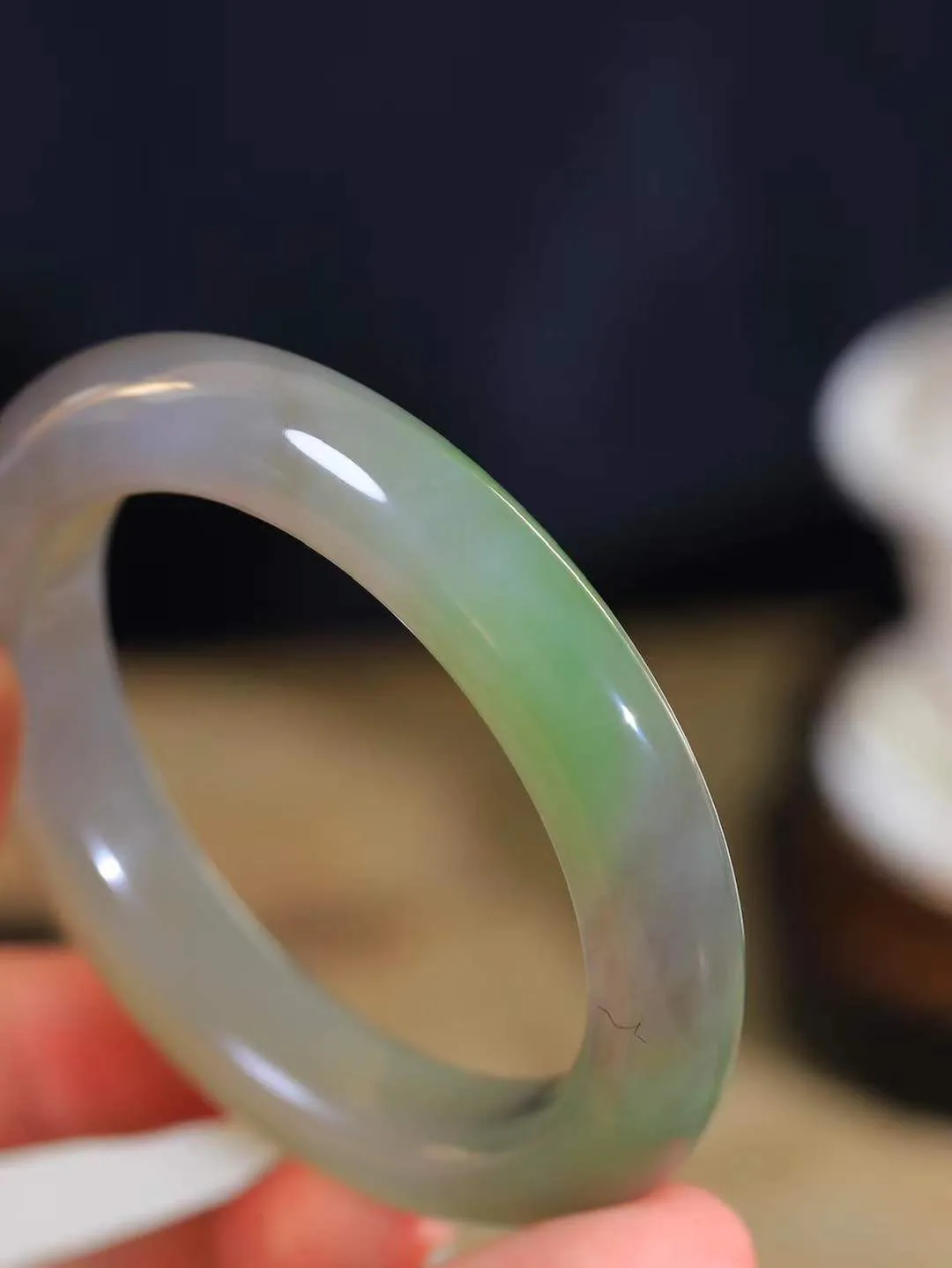 （温柔雅致.手镯）

精品️和田玉三色手镯。镯型饱满，温润细腻，脂润沁香。️执一卷书，沏一盏茶，着一袭裙，戴一只镯。淡淡浅笺，素心若兰，静赏玉中诗画。悠悠岁月，芊手轻摘，盛满诗样芳华。重68.21克   尺寸56.8-11.7-10.8mm    FDL-661201033