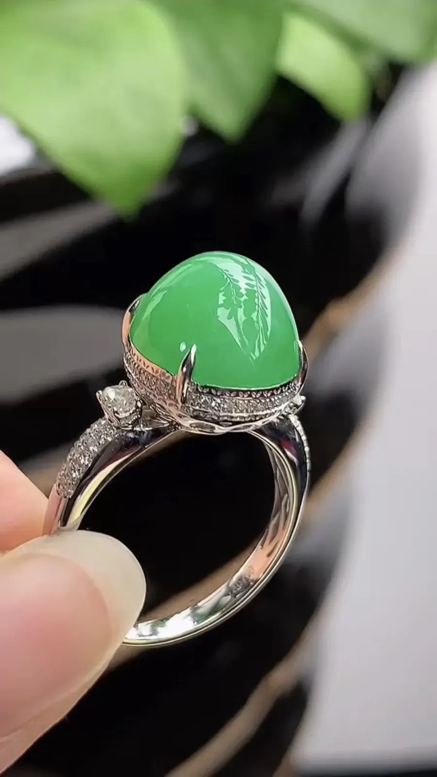 a货翡翠冰种18K金伴钻镶嵌阳绿蛋面戒指 圈口18裸石尺寸12×11.6mm 重量5.50g 1217