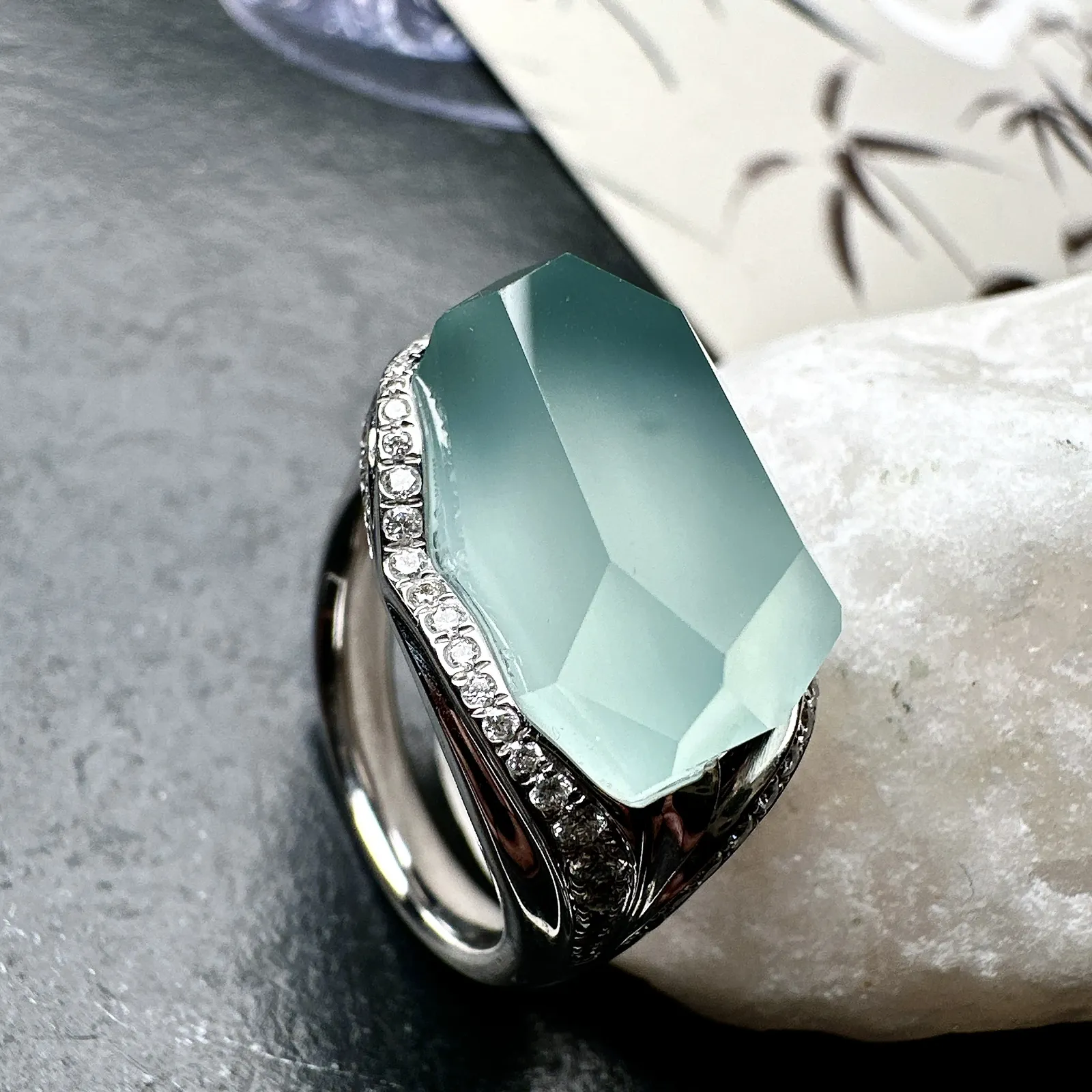 【冰种天空蓝随形戒指】质地非常细腻干净，冰润十足，种老冰透，收藏品质。18k金钻镶嵌，裸石尺寸18*