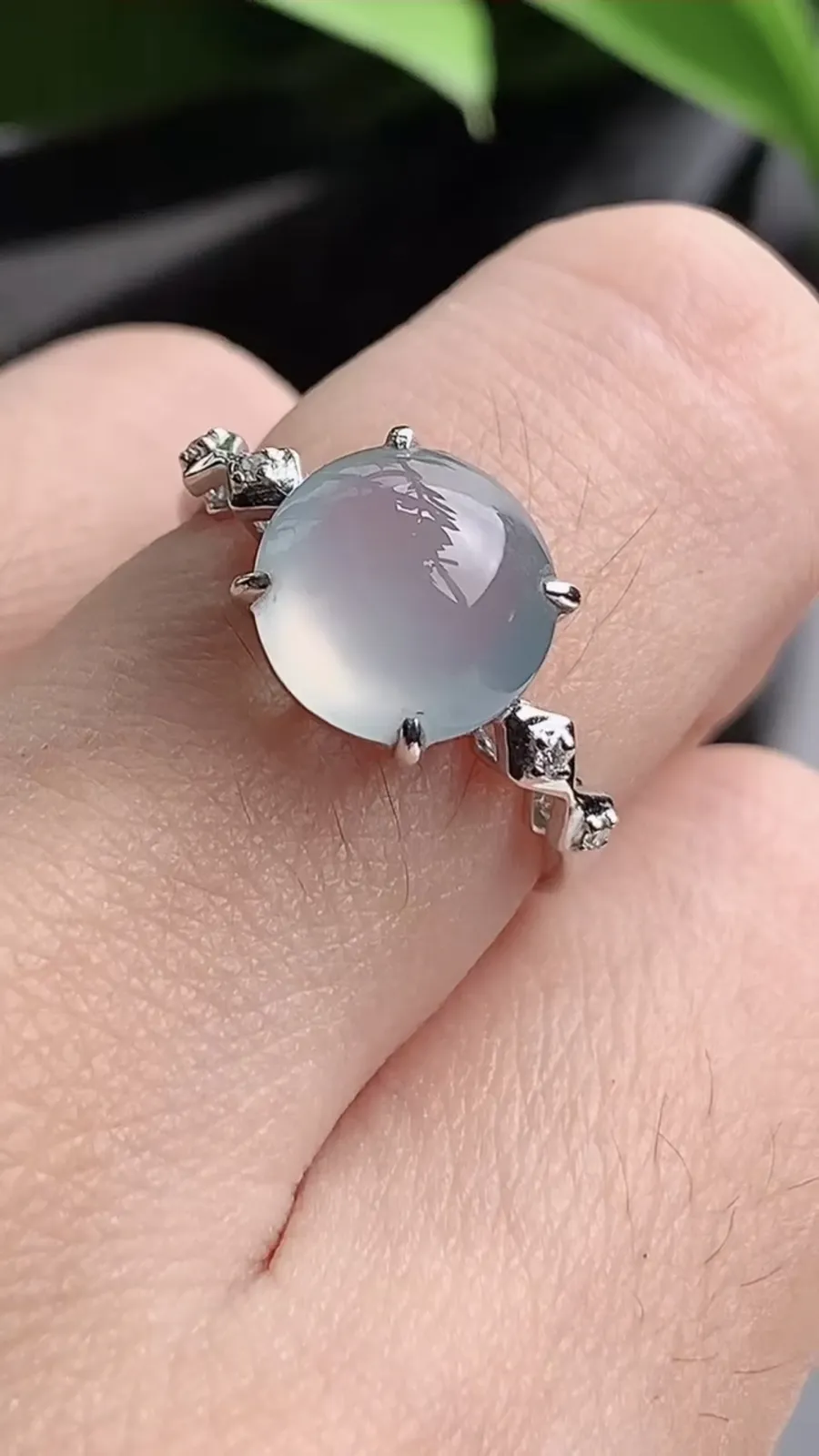 a货翡翠老坑冰种18K金镶嵌白月光蛋面戒指 圈口17.2裸石尺寸9.2mm 重量2.30g 1215