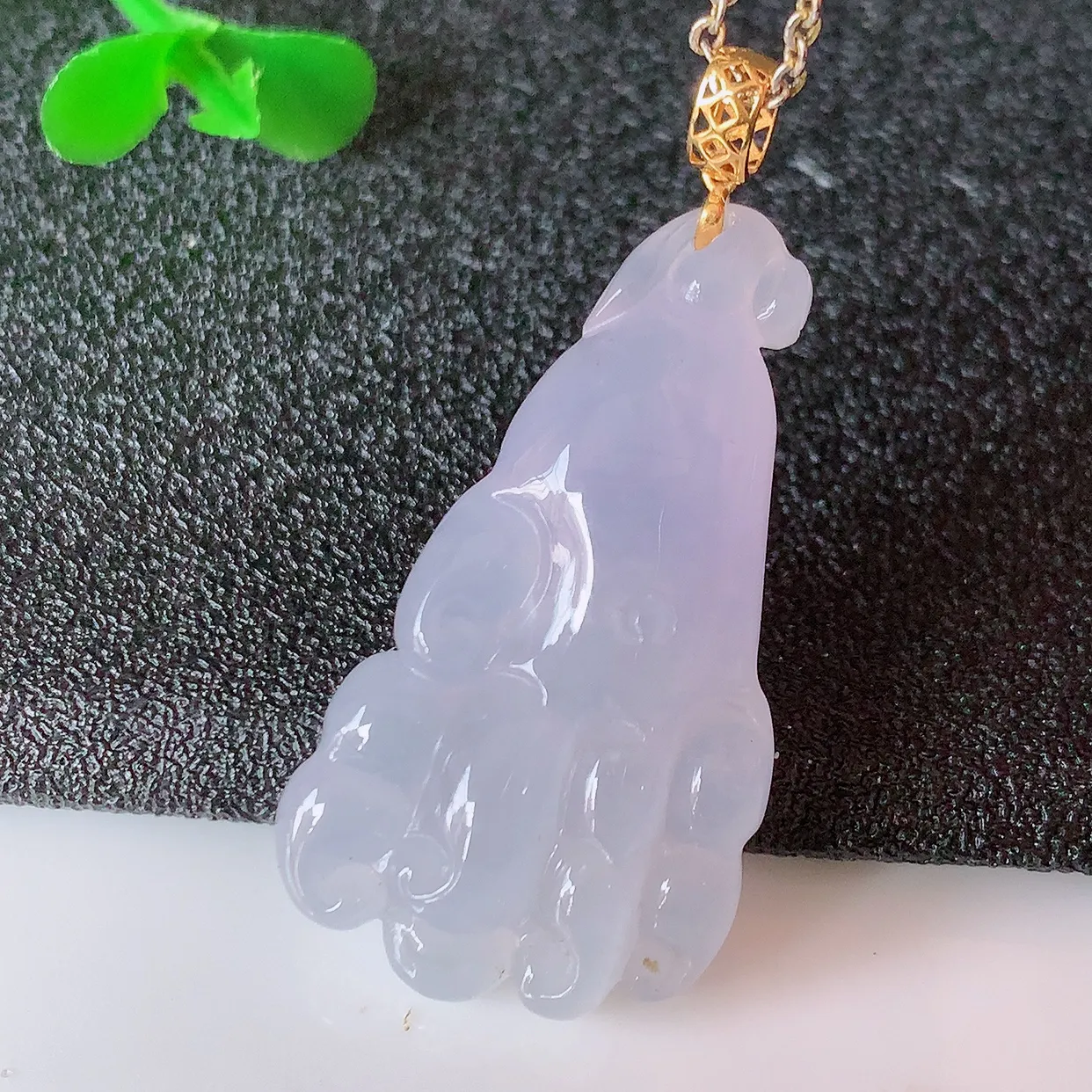 自然光实拍，18K金镶冰种紫罗兰翡翠佛手吊坠，款式新颖，佩戴效果时尚出众，尽显气质，玉质细腻，美感十足。#1.18整体35裸石29.5*16.5*6.5