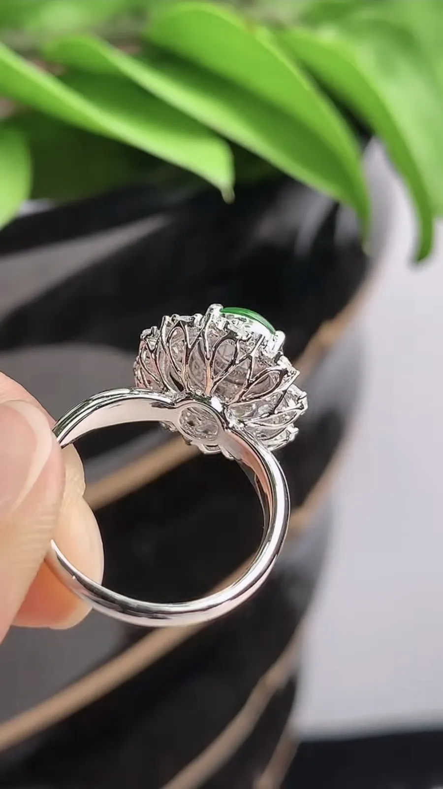 a货翡翠老坑冰种18K金伴钻镶嵌阳绿蛋面戒指 圈口17裸石尺寸8.3×7.4mm 重量4.00g 1215