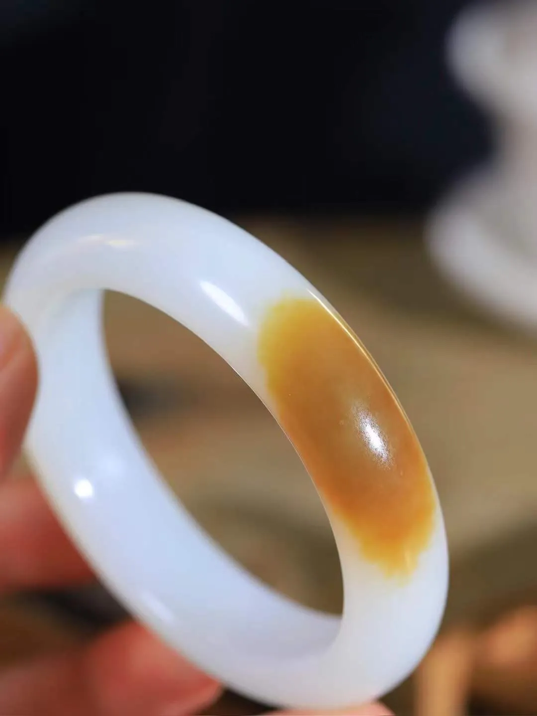 【婉约佳人.手镯】

收藏级臻品️和田玉糖白玉手镯 玉质温润细腻 油性十足 手感舒适，高华雅逸，线条流畅，简约大气，美自天成，素雅高贵。佩戴于腕间，婉约之美，举手投足间透出那份低调奢华。重70.3克 内径57mm  尺寸14.7-9.2mm   FDA-781201933