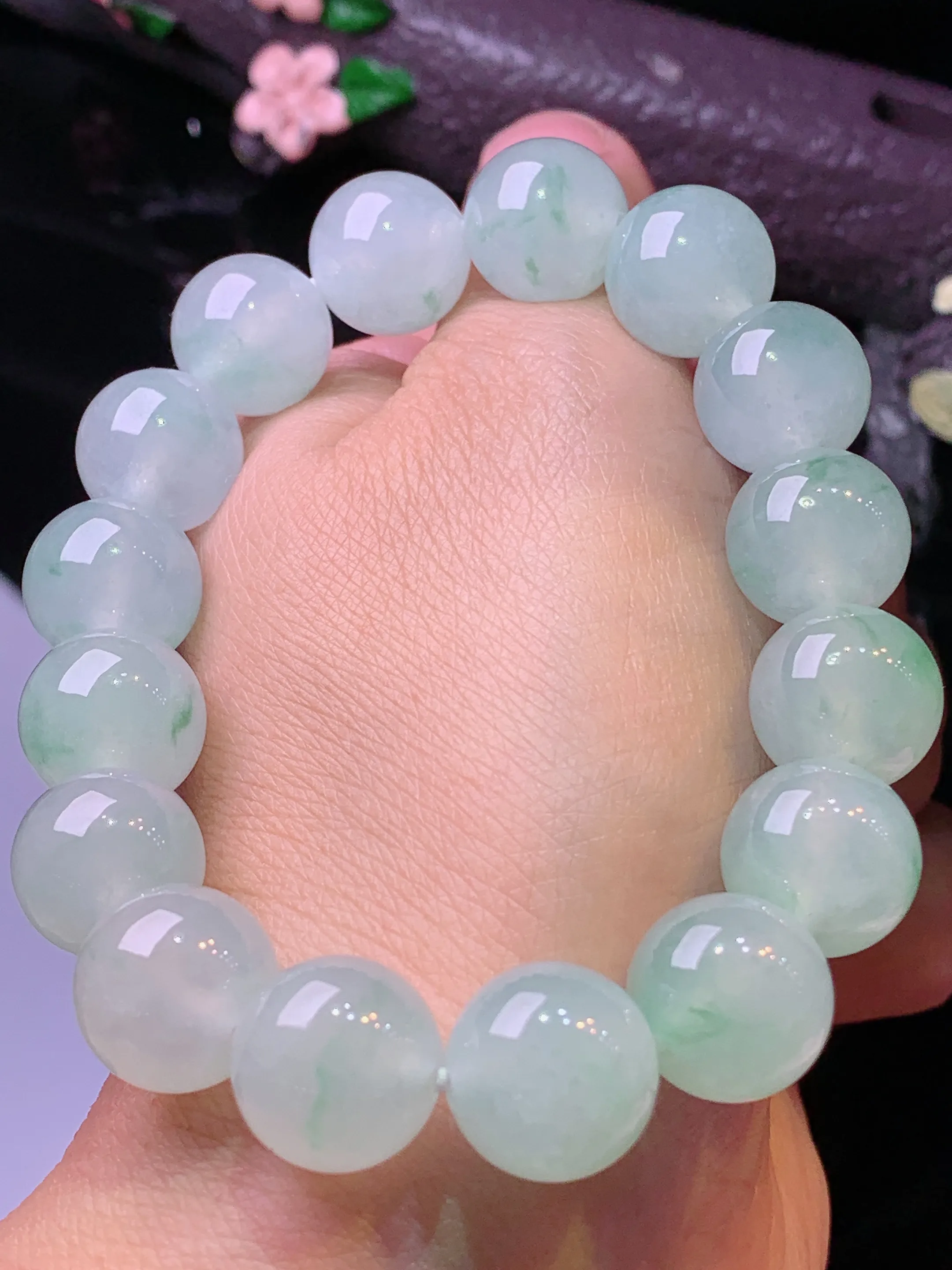 冰种飘绿圆珠手链 玉质细腻 色泽清新艳丽 整体尺寸12.6
