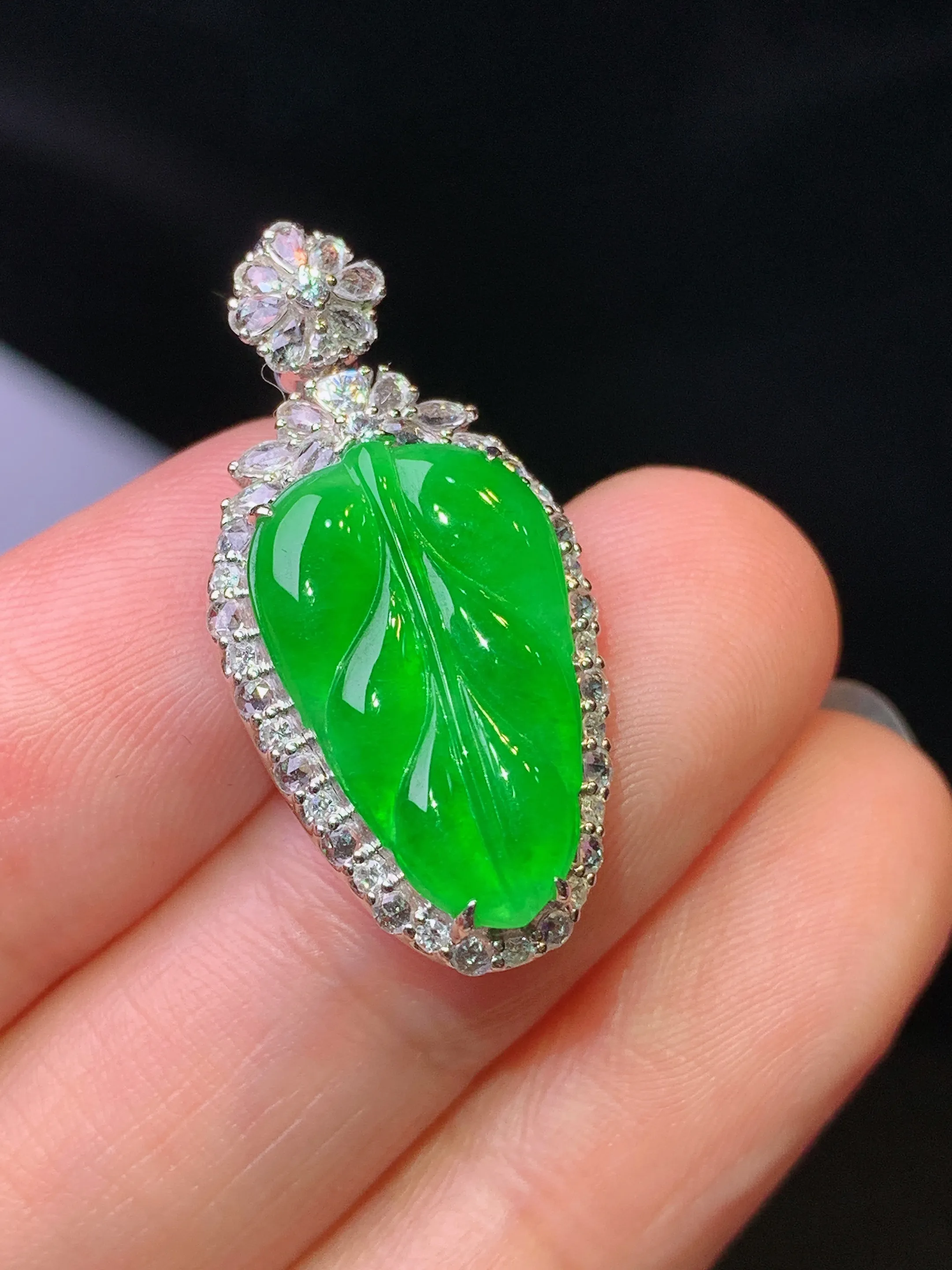 18k金钻白蓝宝镶嵌满绿树叶吊坠 玉质细腻 色泽清新艳丽 整体尺寸28*13.8*7.5