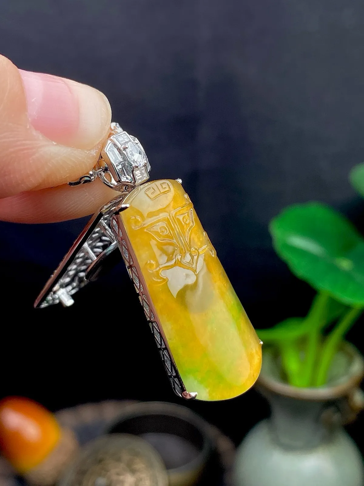 【冰种黄加绿仿古龙牌吊坠】质地细腻，冰润透亮，光泽出众，冰感十足，18k金钻镶嵌，裸石尺寸27*13