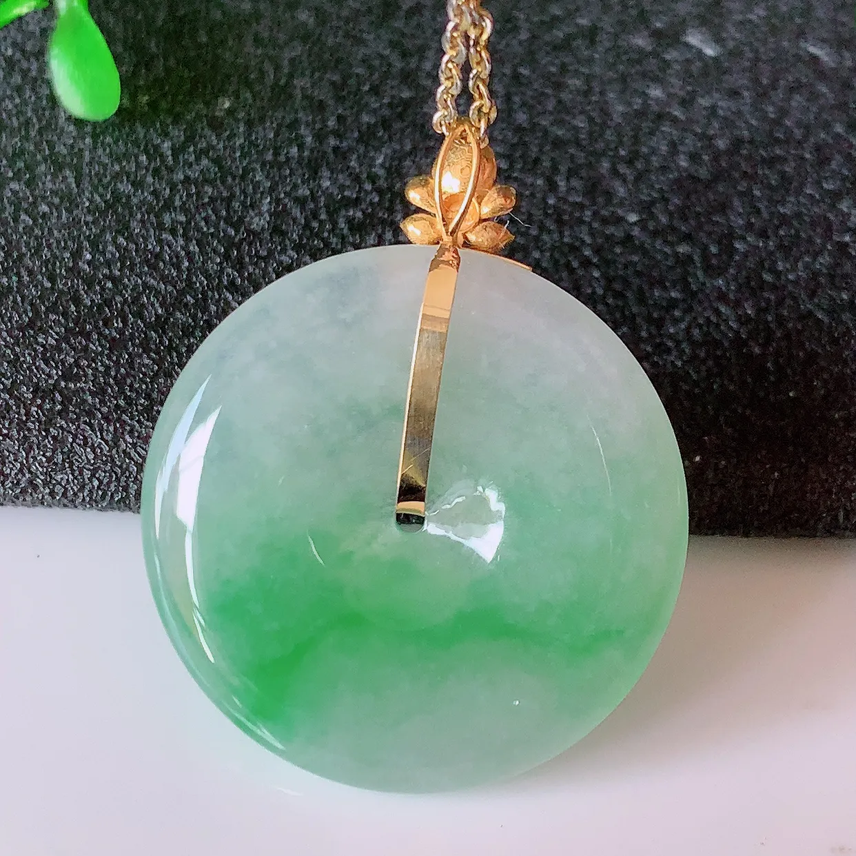 自然光实拍，18K金镶嵌冰种飘绿翡翠平安扣吊坠，玉扣，冰润光泽，寓意平平安安，平安扣佩戴时尚漂亮！#41.18整体30.5*24.5*5裸石24.5*24.5