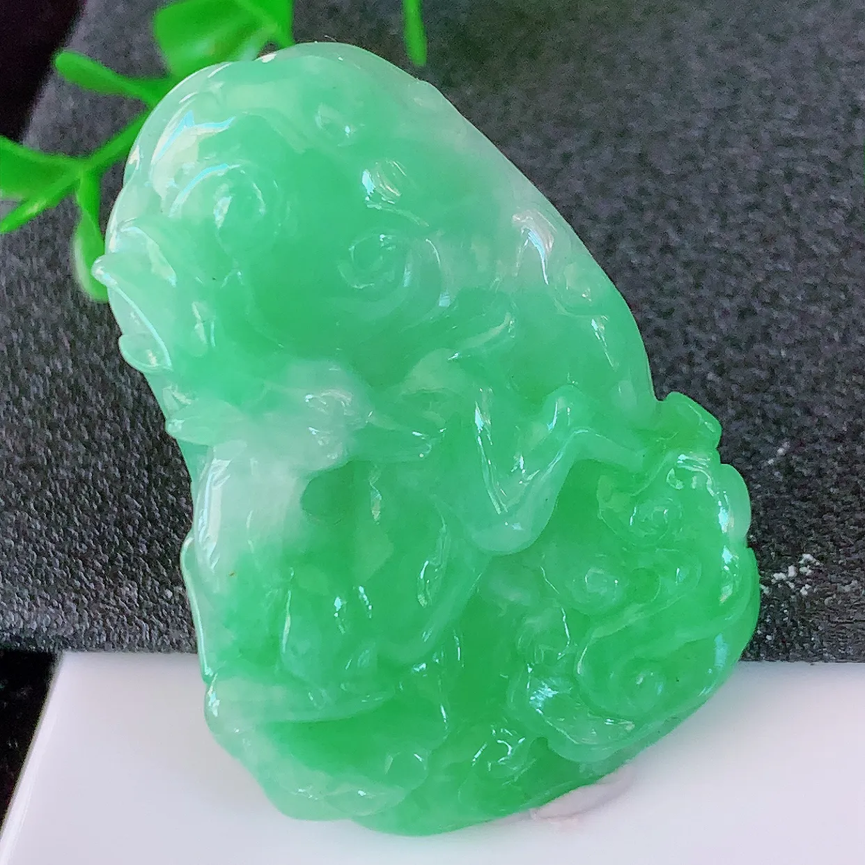 自然光实拍，满绿翡翠梅花鹿吊坠，鹿与神灵般的梅花鹿相结合，有一路高升，吉祥寓意。爱物珍贵，雕工足够雅致脱俗，极具动态美。 佩戴效果优雅迷人！#57.16