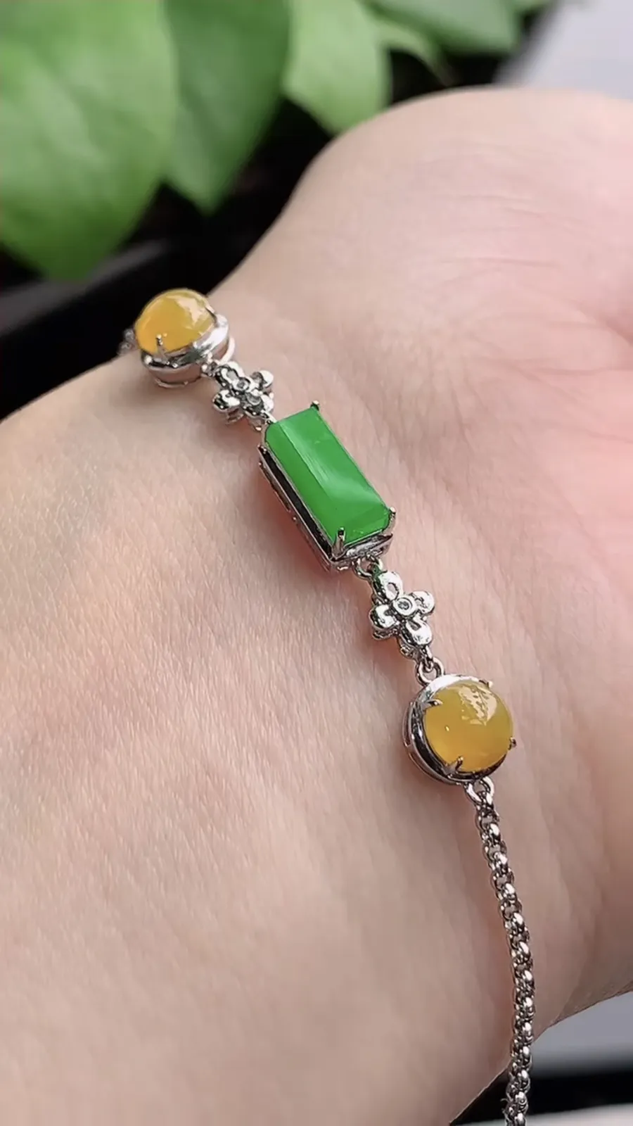 a货翡翠冰种18K金镶嵌黄翡蛋面阳绿无事牌手链 尺寸8.6×3.3×4.3mm 重量2.25g 1216