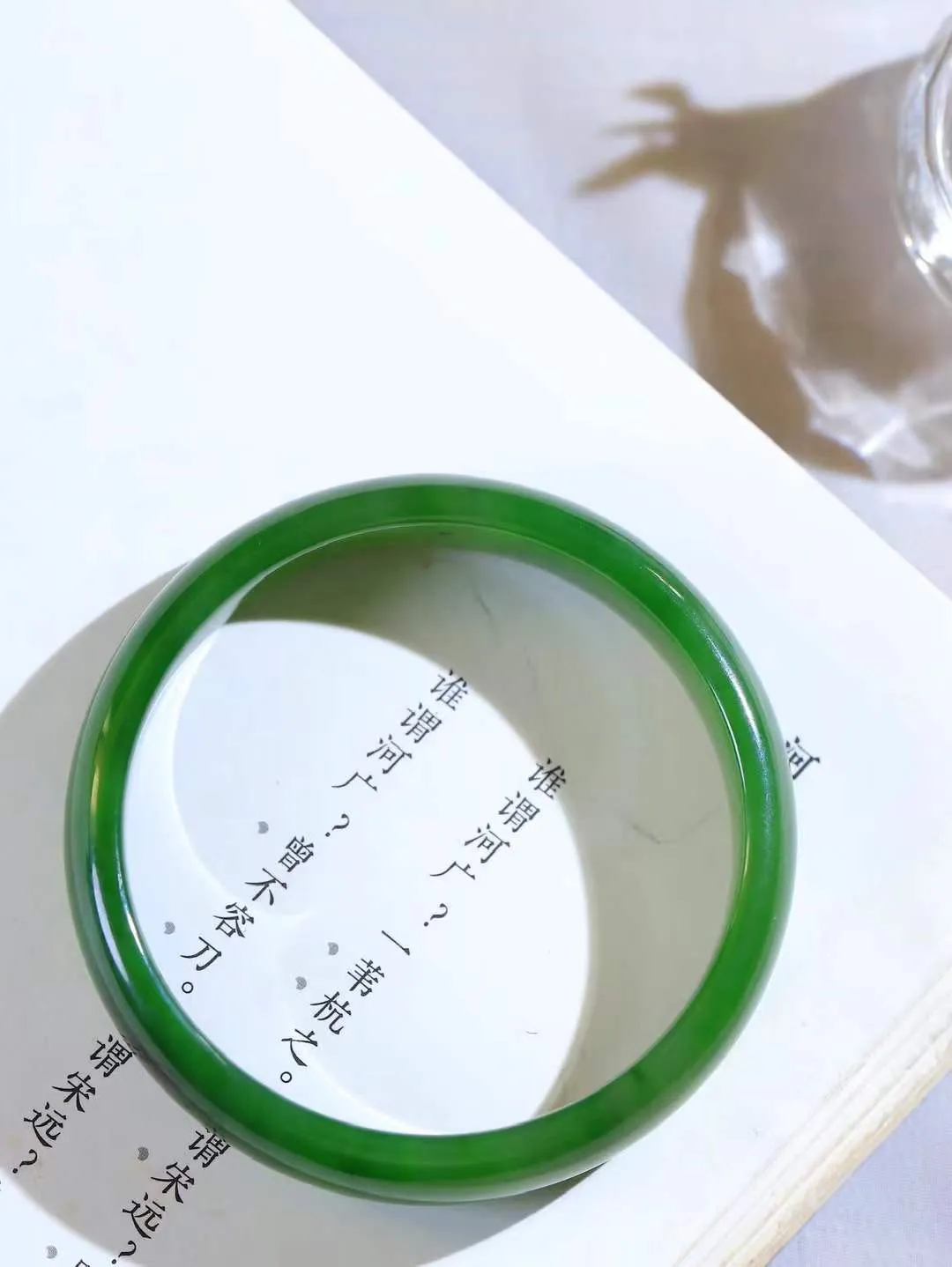 【碧波流转·手镯】

收藏级和田玉碧玉手镯，玉质细腻温润，手感舒适，️线条流畅，简约大气，美自天成，佩戴于腕间，婉约之美，举手投足间透出那份低调奢华，醉人心扉。
重35克 内径圈口55mm尺寸12.4-6mm  FDA-131201908